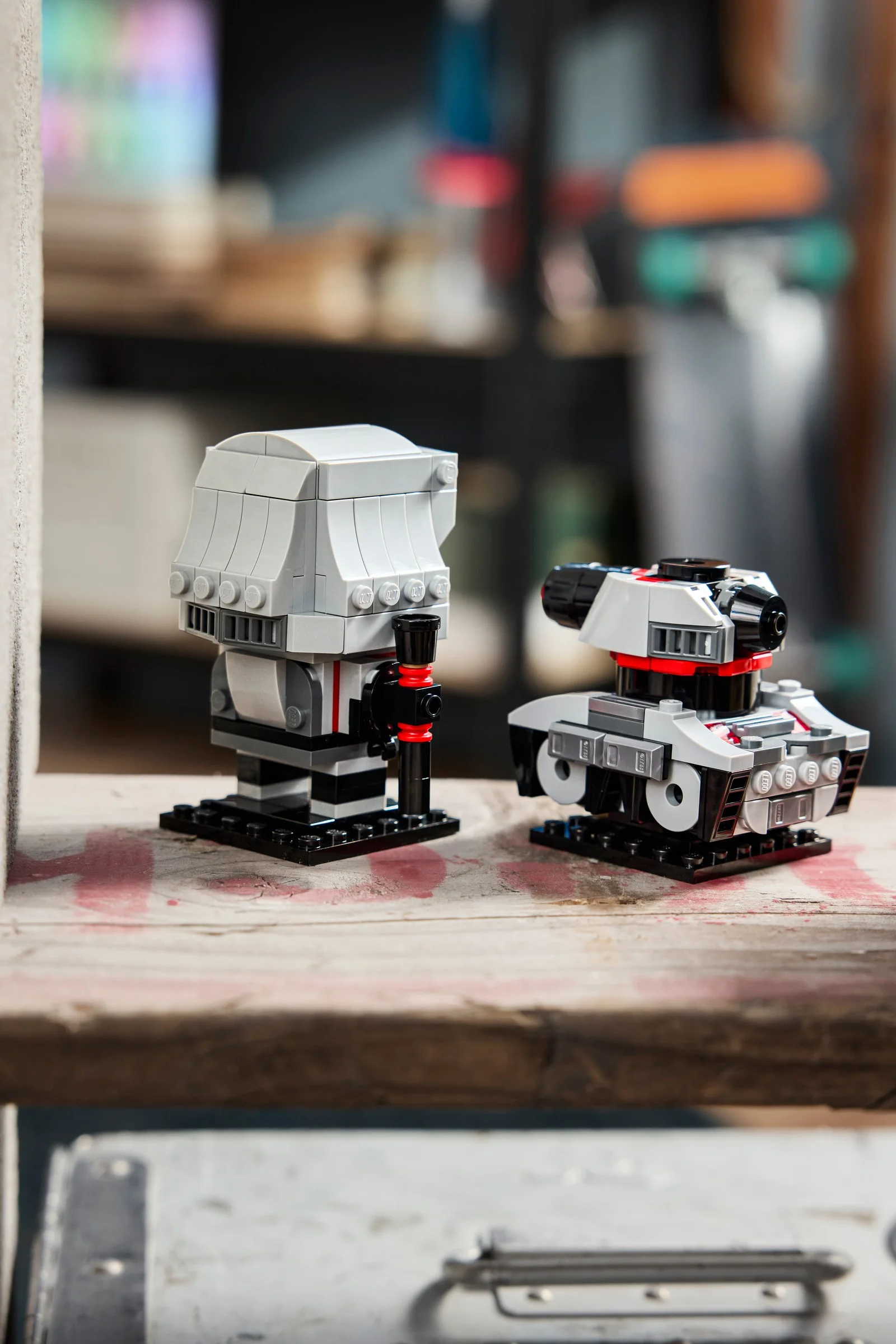 Imagine cu cele două forme BrickHeadz ale lui Megatron: robot și vehicul (tank).