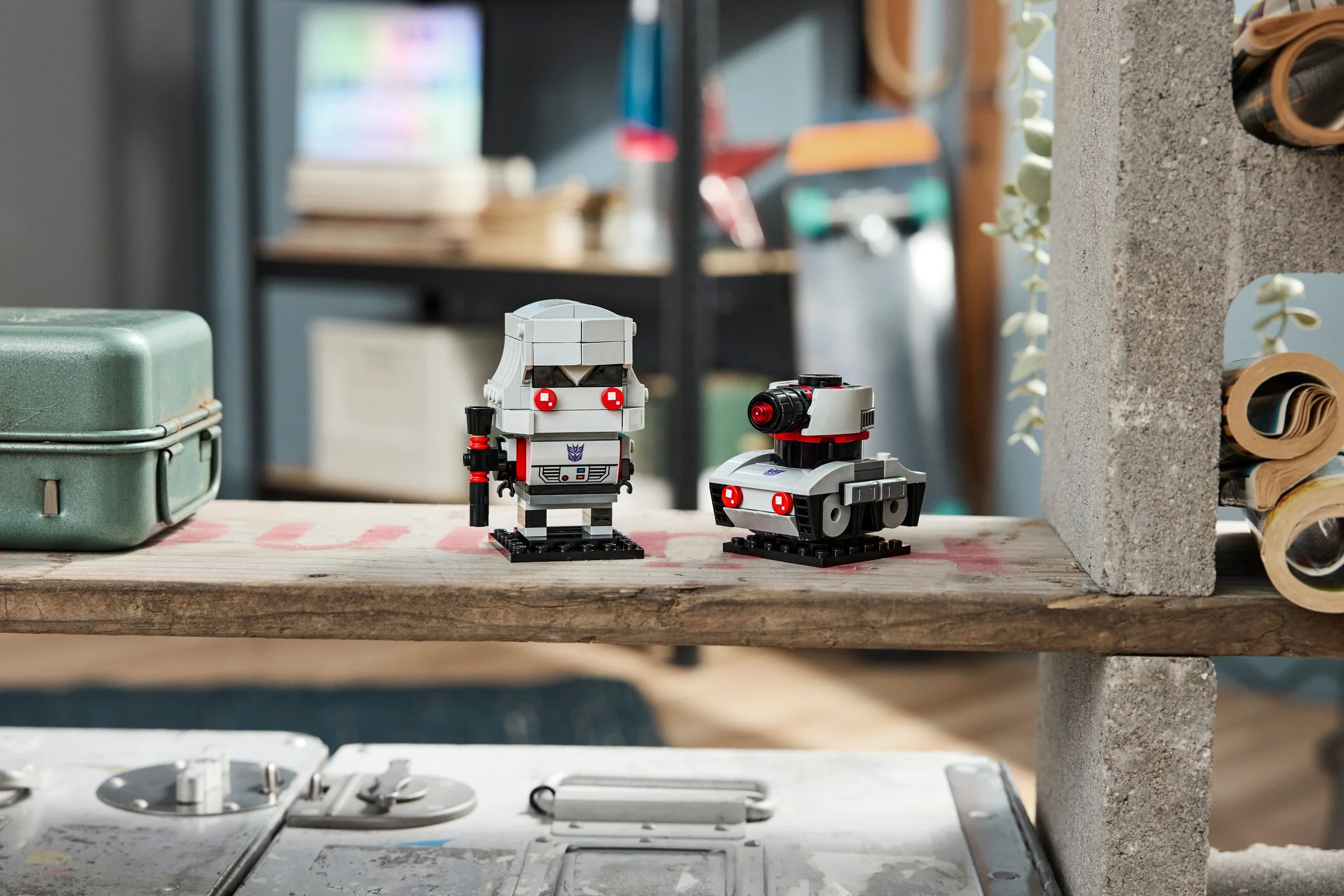 Megatron BrickHeadz, robot și tanc, prezentate într-un cadru creativ. Un cadru cool și artistic.