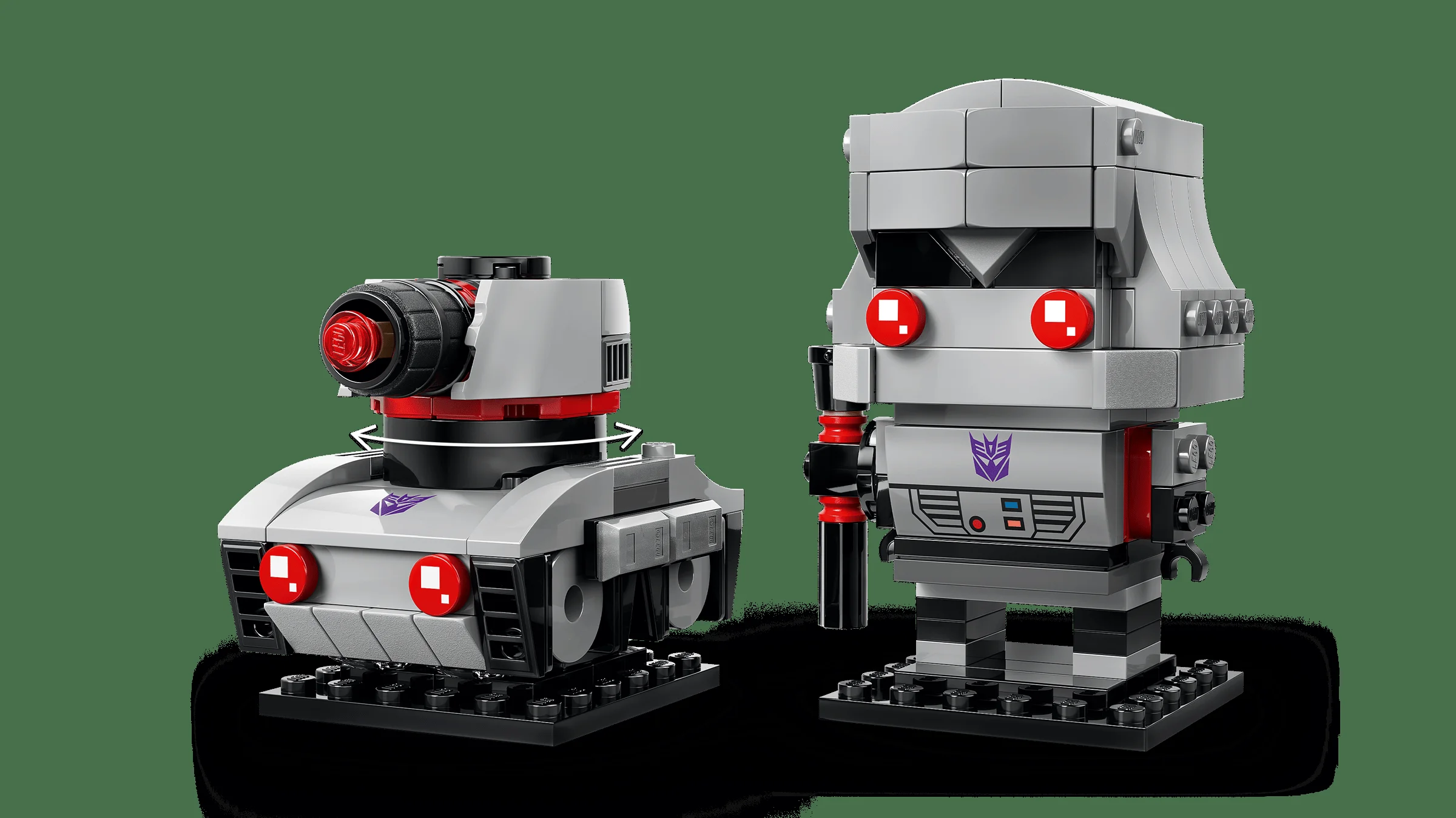 Imagine cu robotul Megatron BrickHeadz și forma sa de vehicul. Modele detaliate, realizate din cărămizi LEGO.