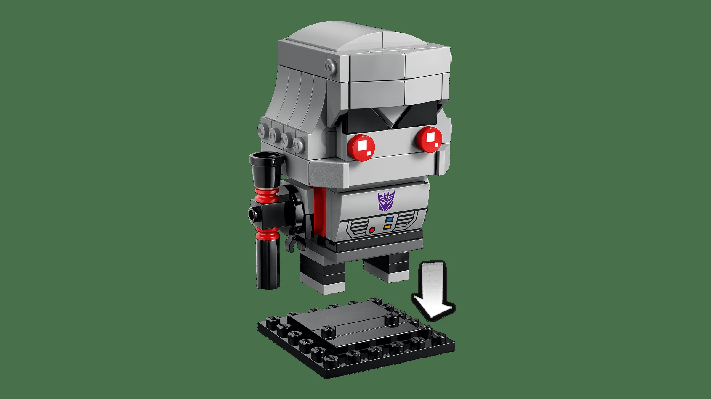 Imagine cu robotul Megatron BrickHeadz, gata să fie așezat pe stativ.