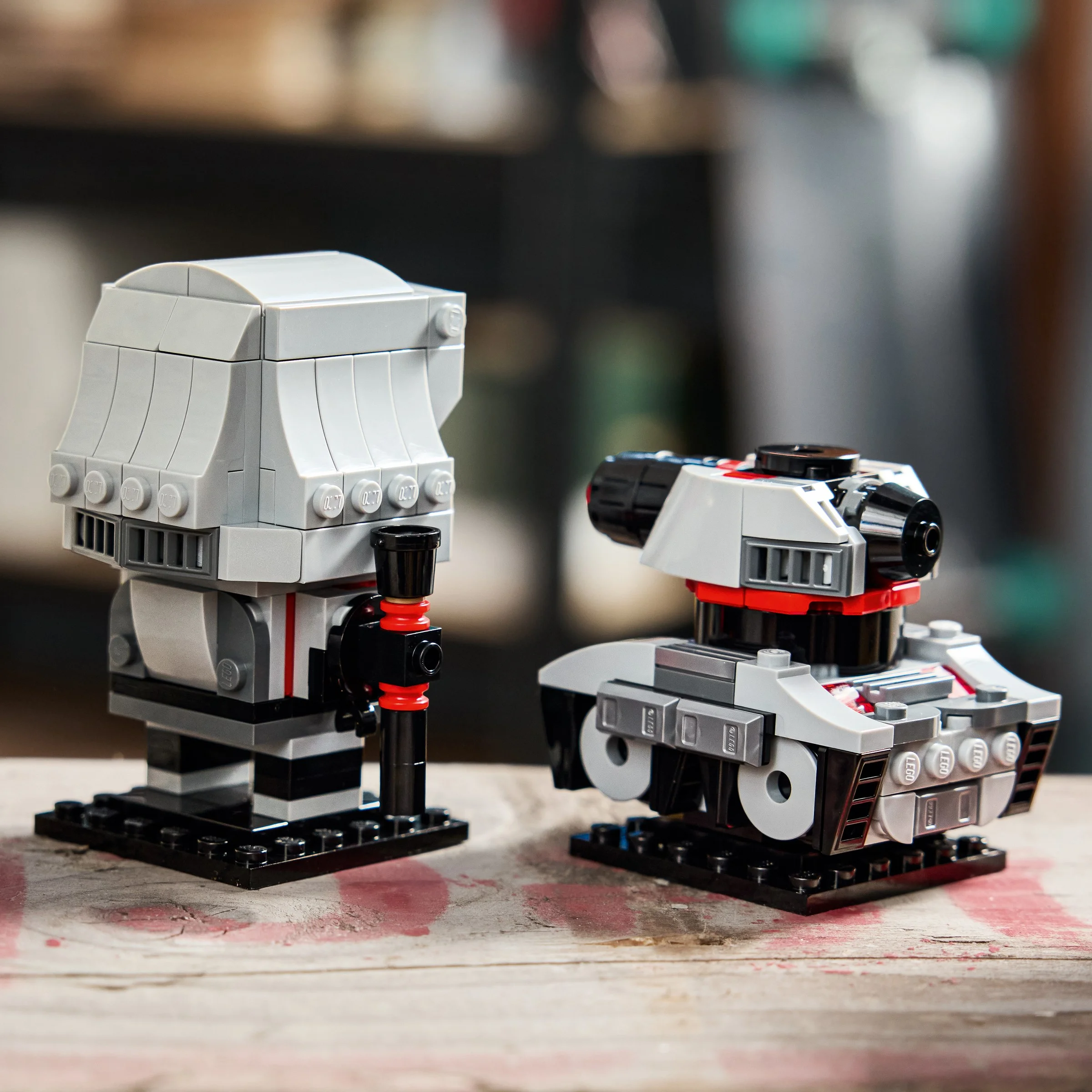 Imagine cu robotul și vehiculul Megatron BrickHeadz, prezentând detaliile de construcție.