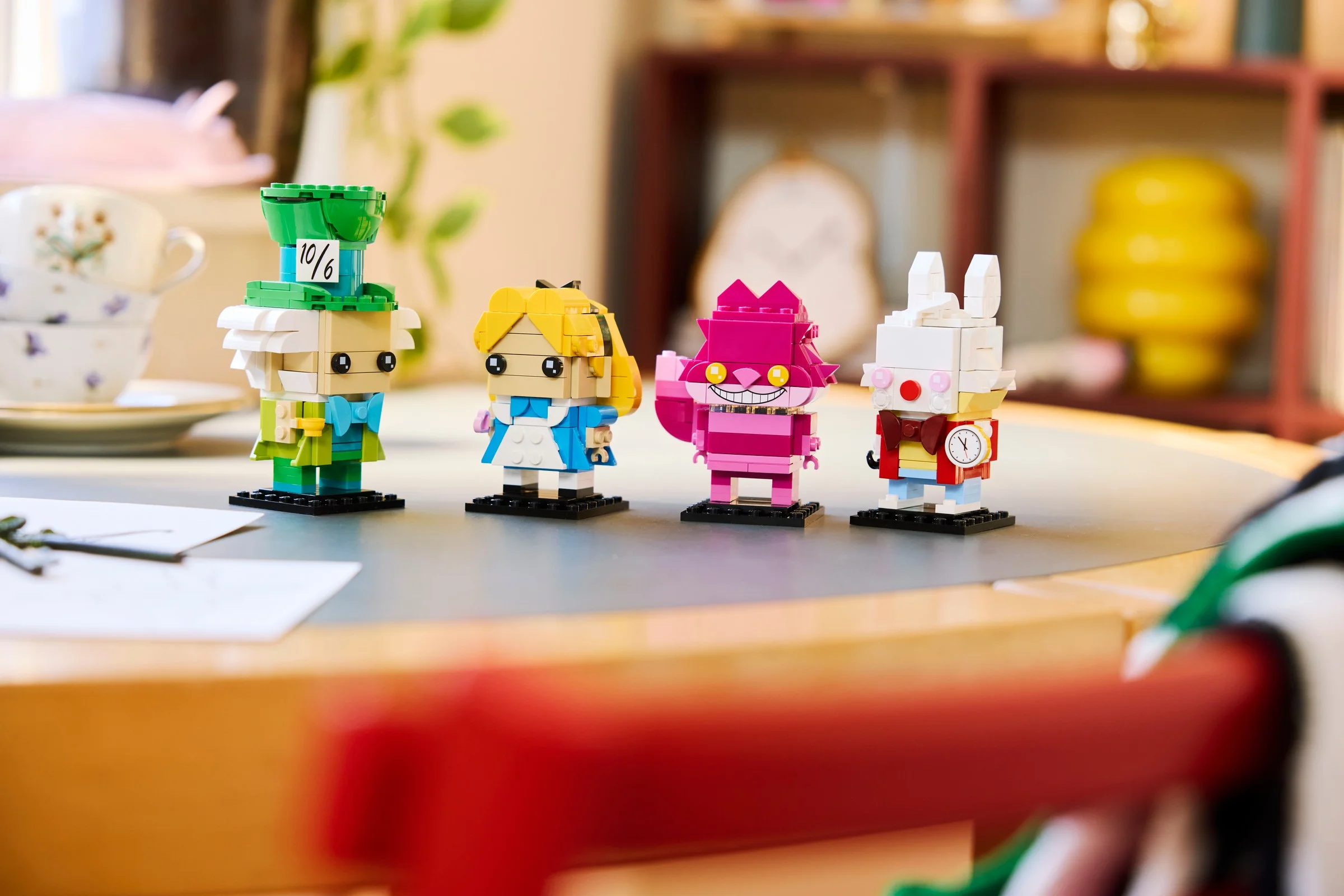 Imagine cu figurinele BrickHeadz Alice în Țara Minunilor: Pălărierul, Alice, Pisica Cheshire și Iepurele Alb.