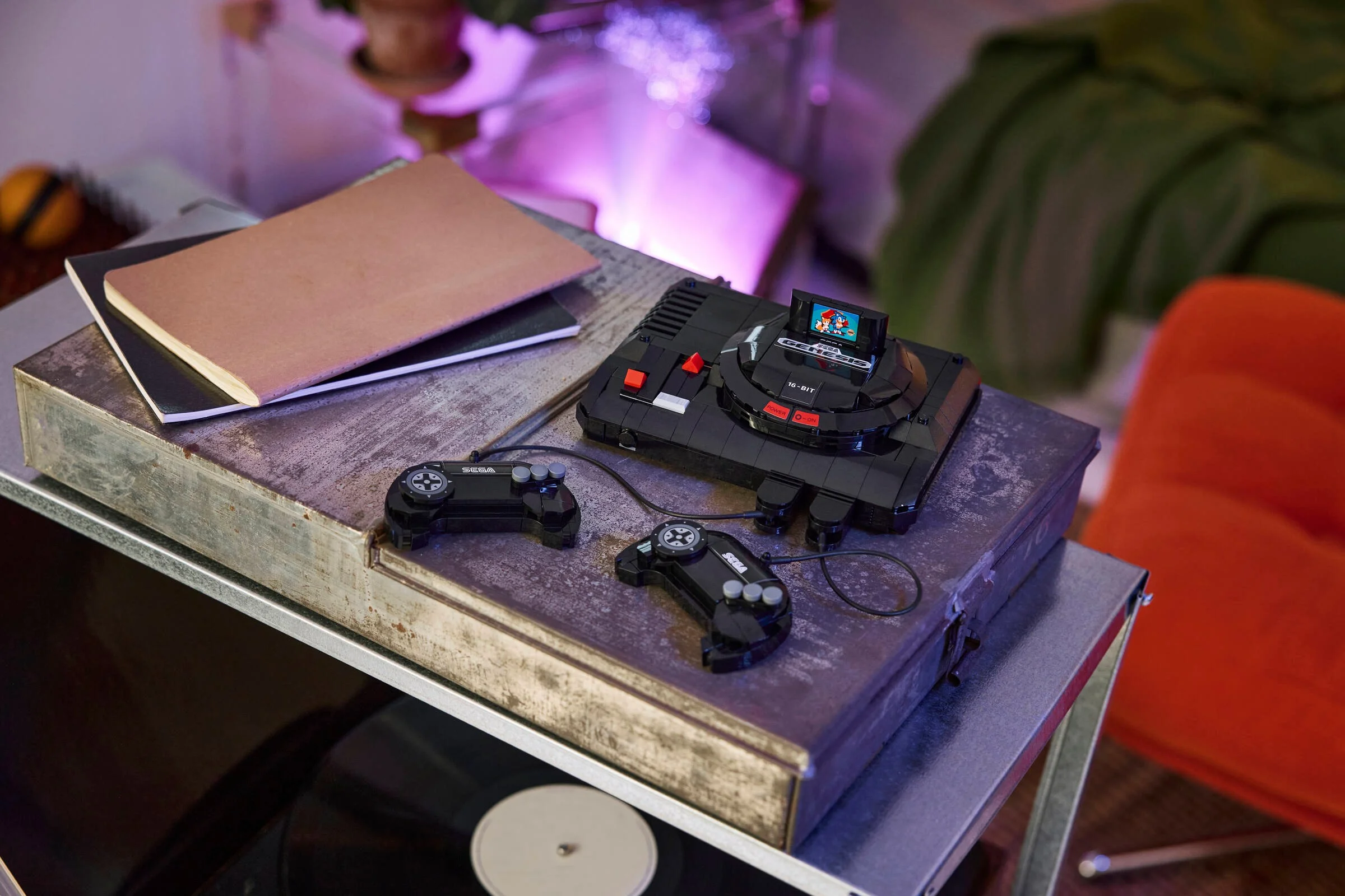 Consola SEGA Mega Drive LEGO, model detaliat. Include două controllere și cartuș cu Sonic.