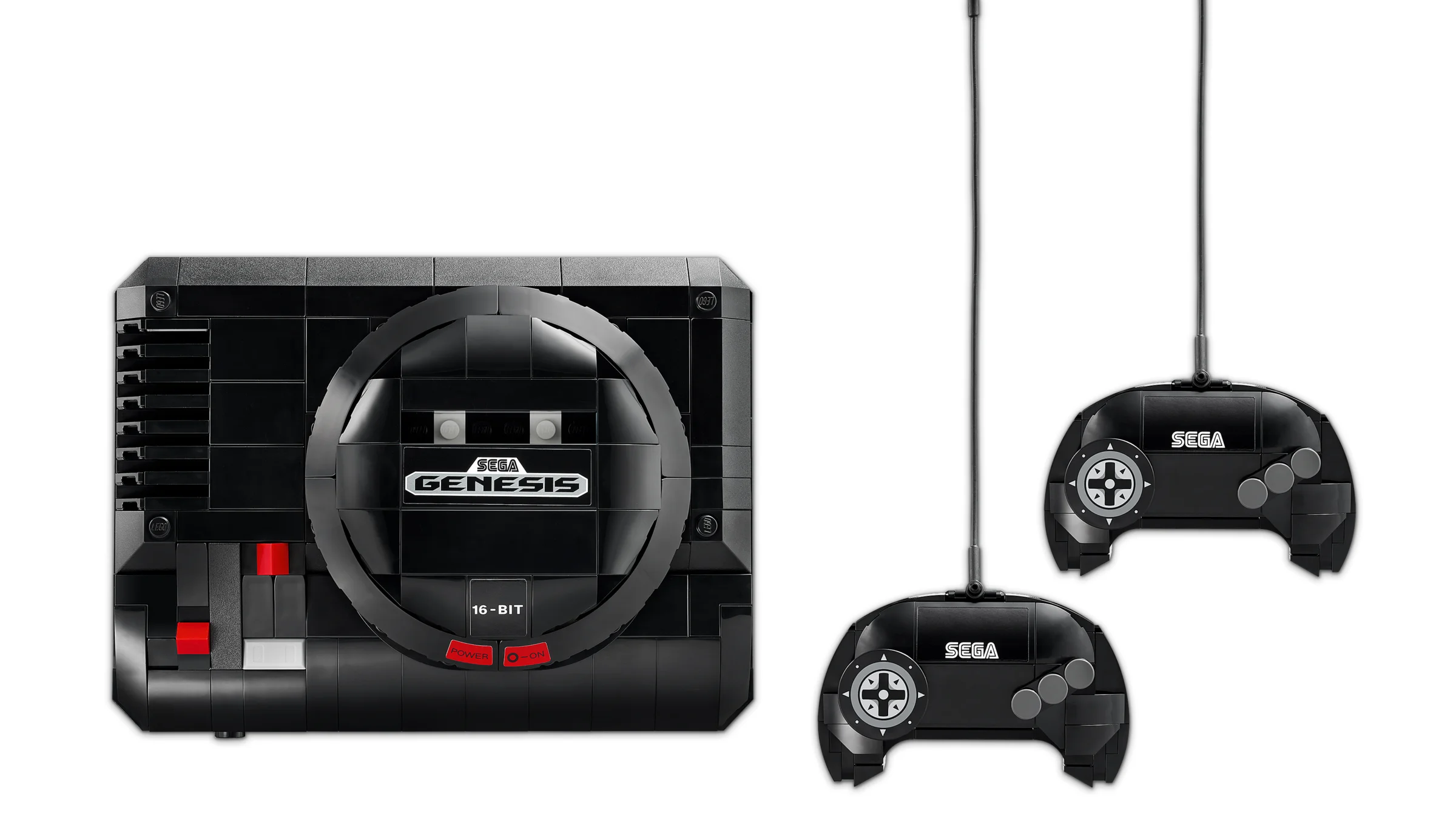 Consolă SEGA Mega Drive din LEGO și două controllere, prezentate detaliat. O imagine excelentă a produsului.