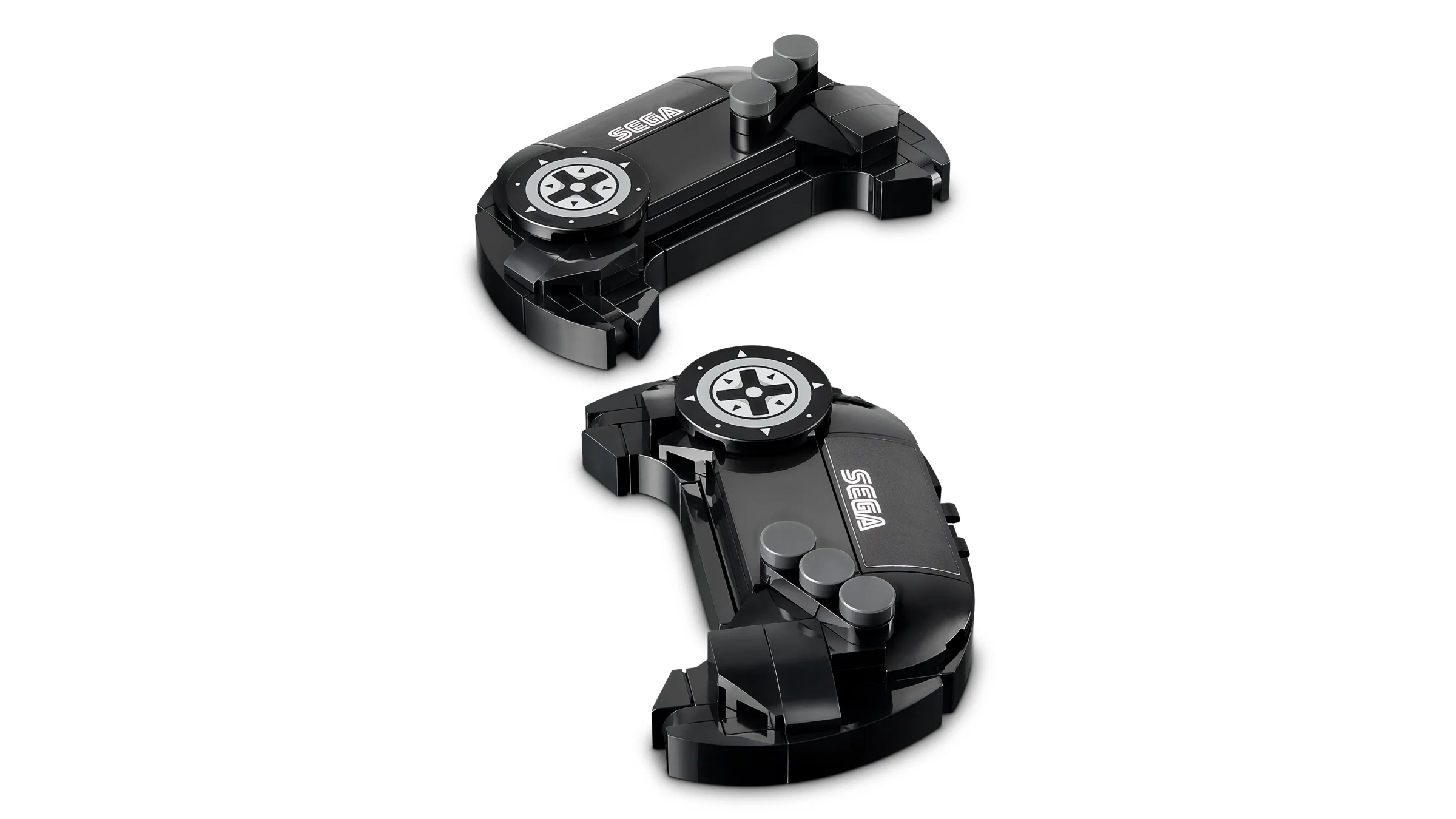 Două controllere SEGA Mega Drive construite din LEGO. Detalii precise și finisaj negru lucios.