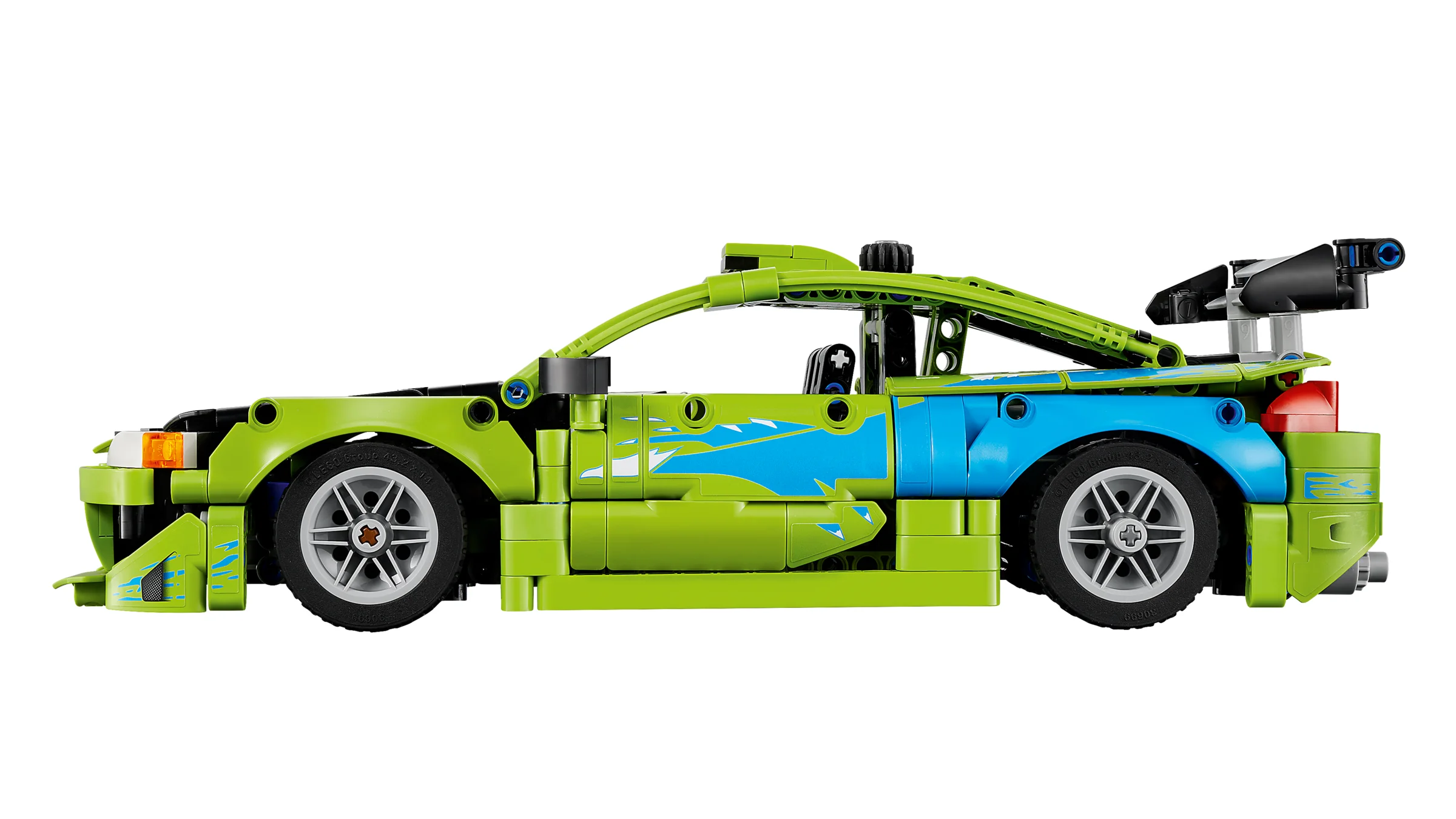 Imagine detaliată a modelului LEGO Technic Mitsubishi Eclipse, cu accente verzi și albastre.