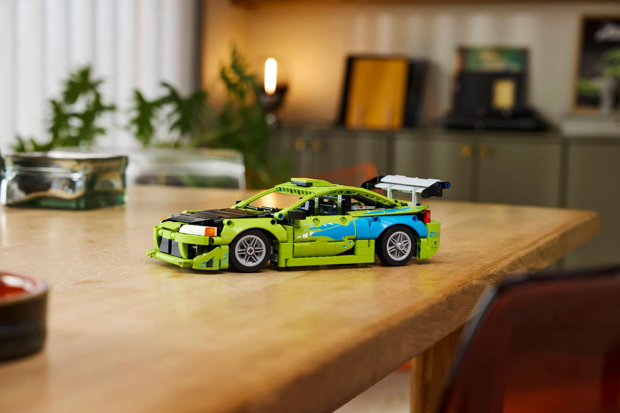 Imagine cu modelul LEGO Mitsubishi Eclipse finisat, prezentând designul și detaliile.