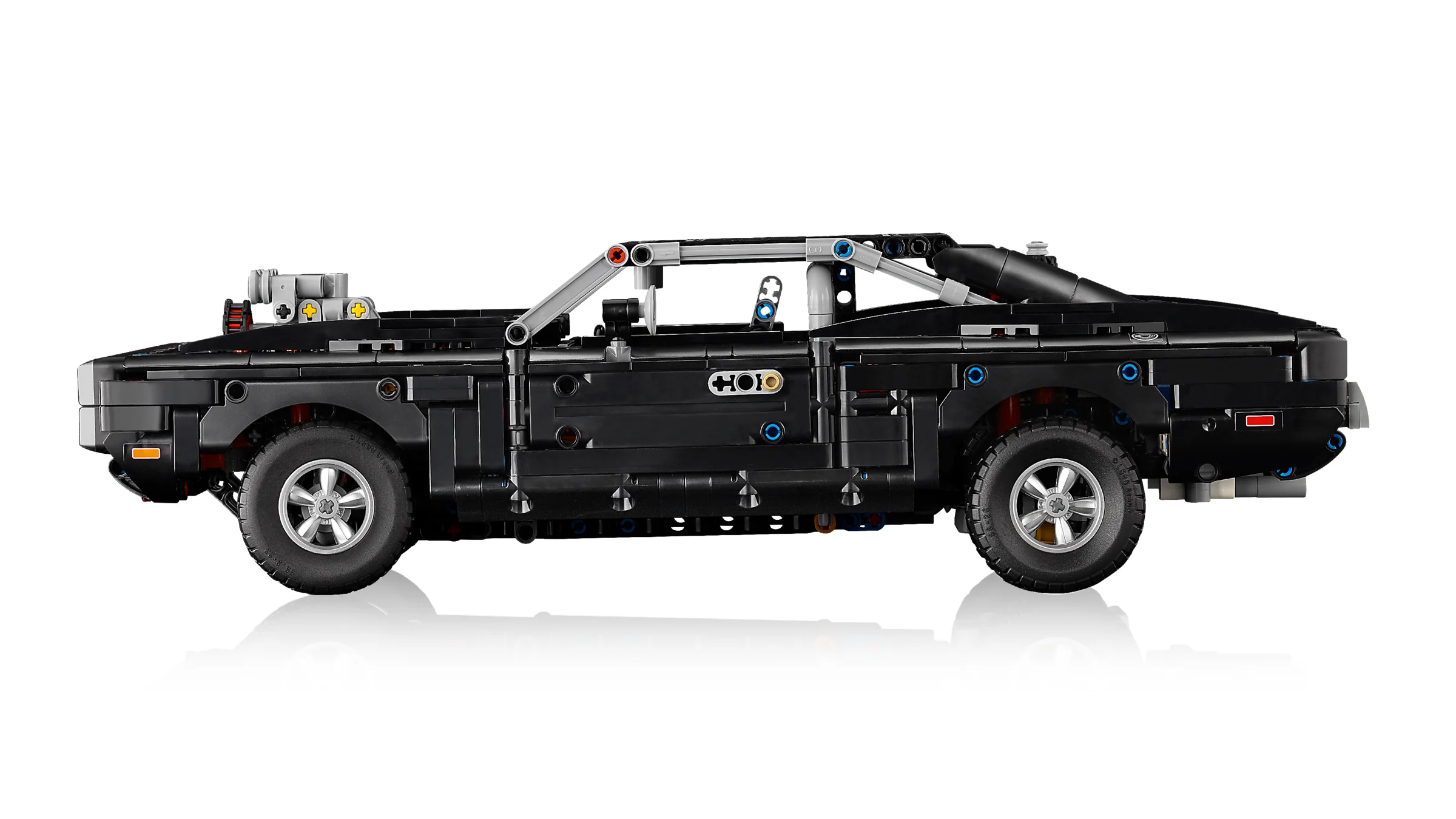 Imagine laterală a modelului LEGO Technic Dodge Charger R/T, detaliind designul și funcțiile.