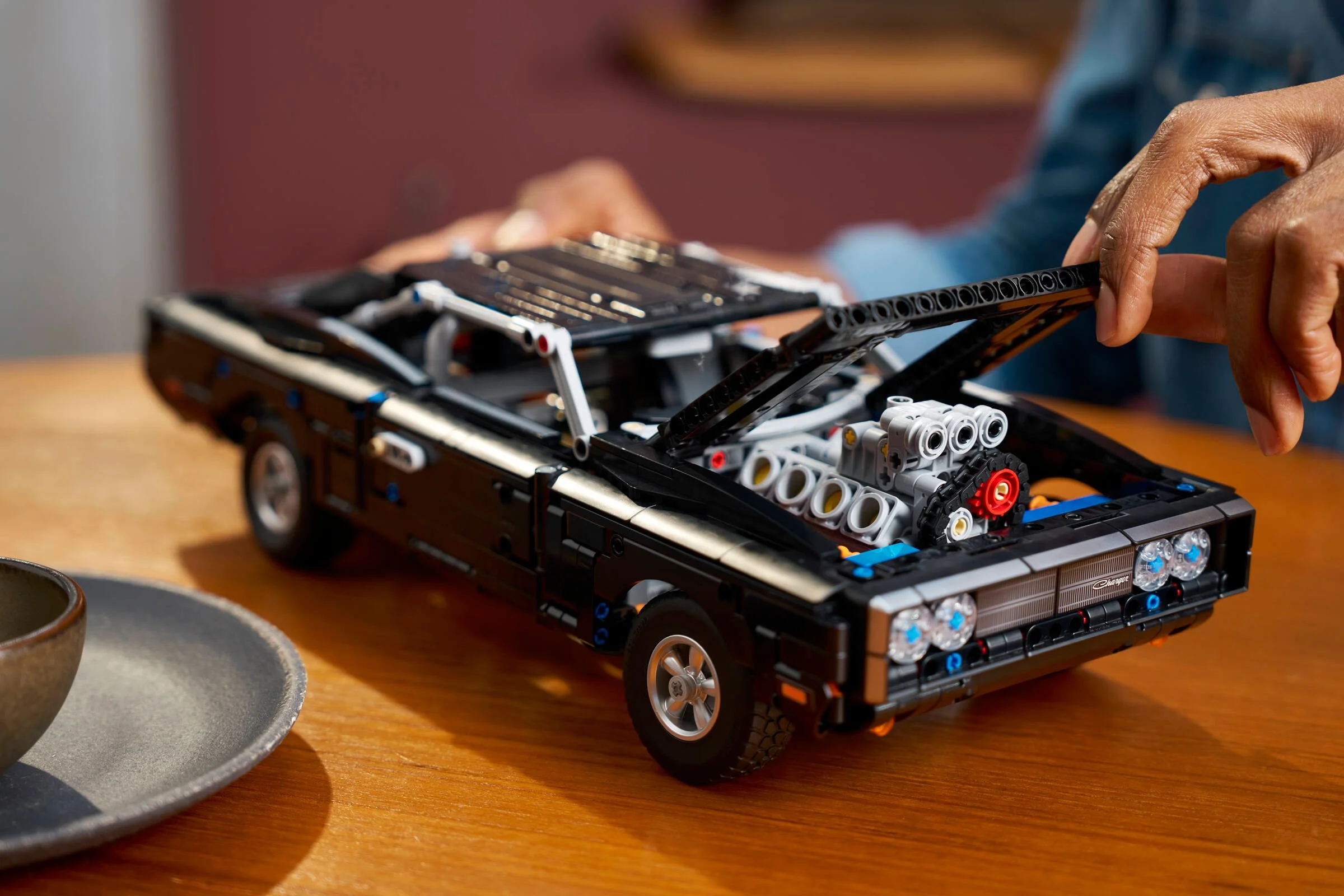 Modelul Dodge Charger R/T cu capota ridicată, dezvăluind motorul V8 detaliat.