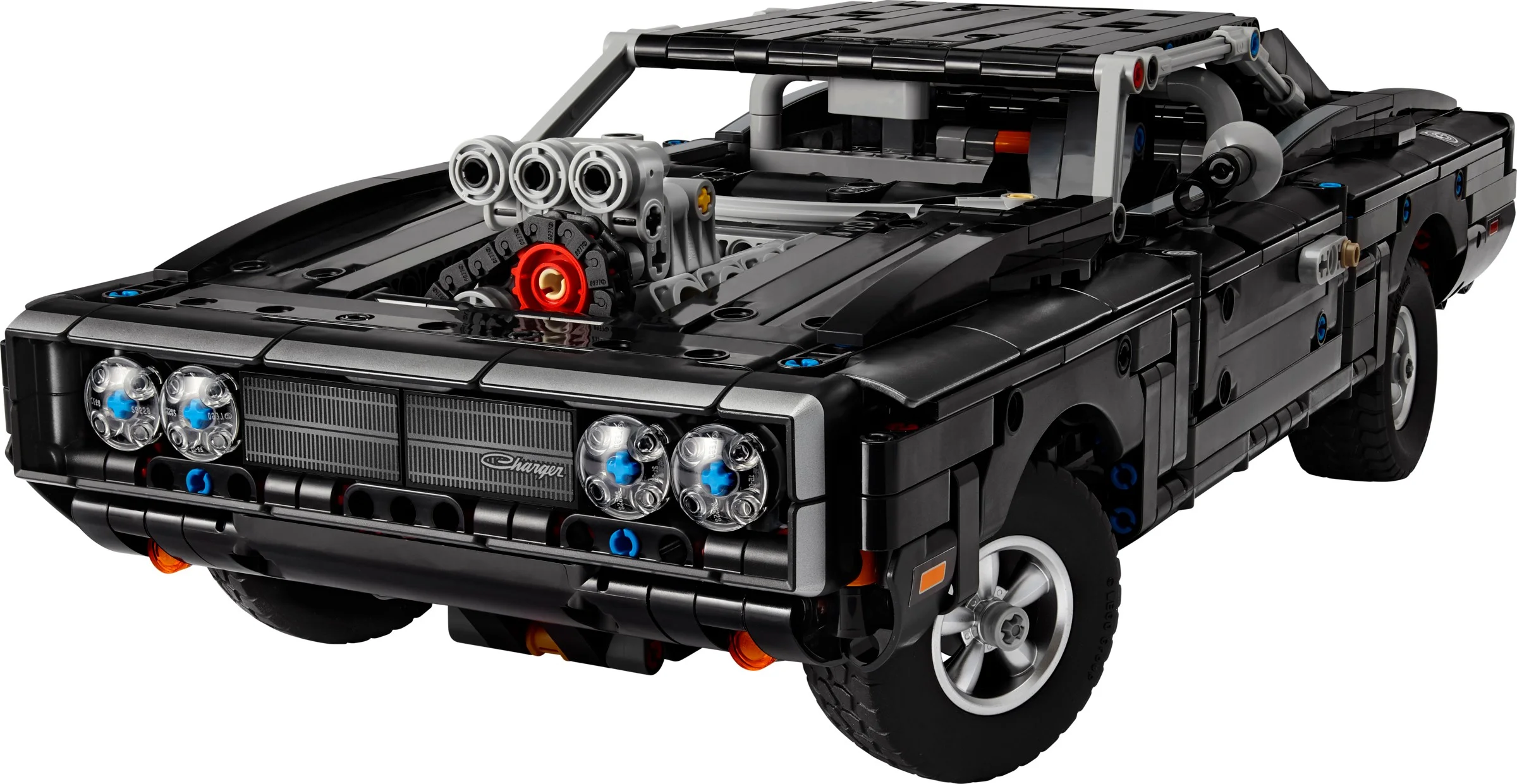 Modelul LEGO Technic Dodge Charger R/T detaliat, vedere frontală cu motorul expus.