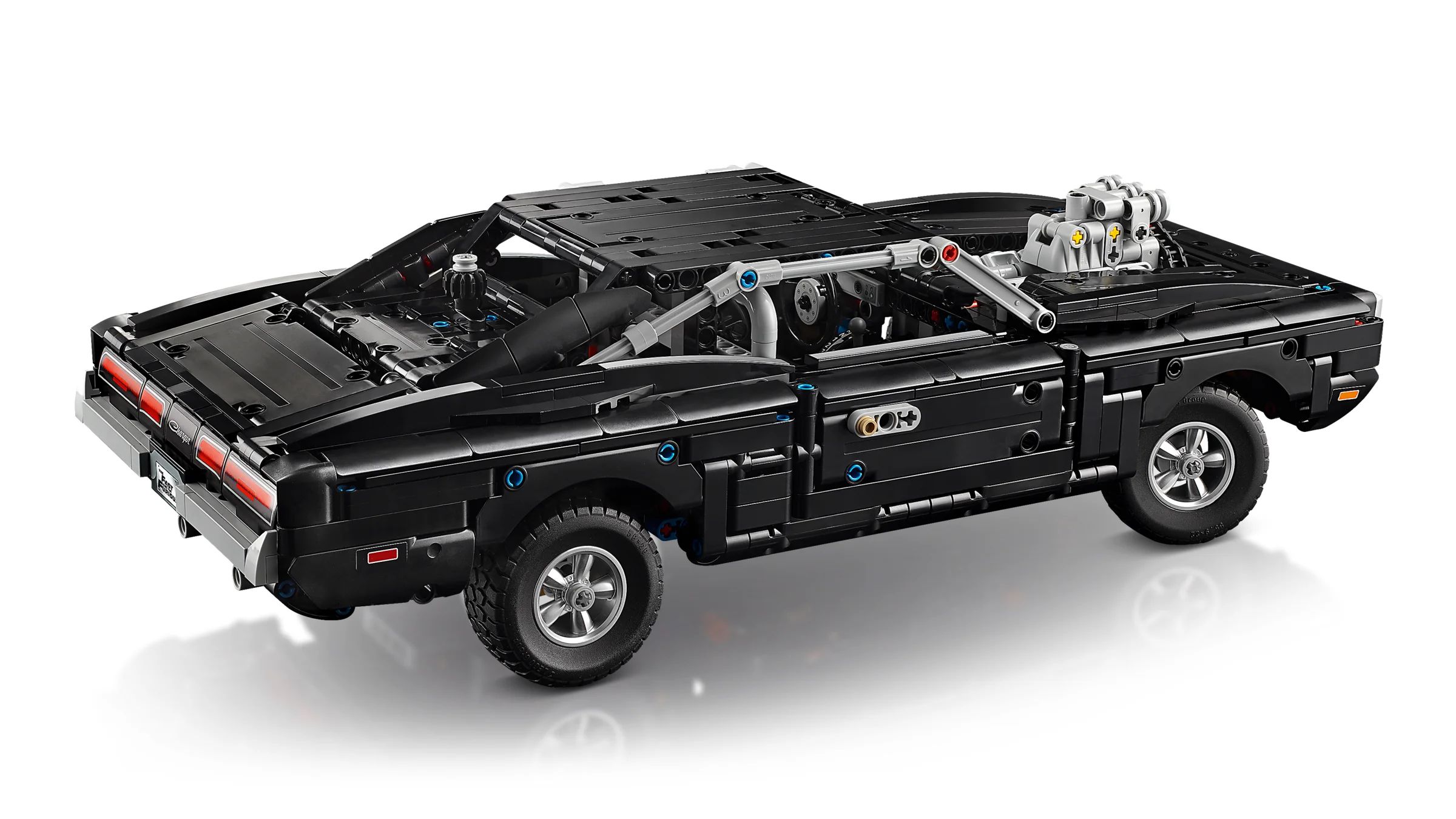 Modelul LEGO Technic Dodge Charger R/T, o mașină sportivă neagră, parțial dezvelită.