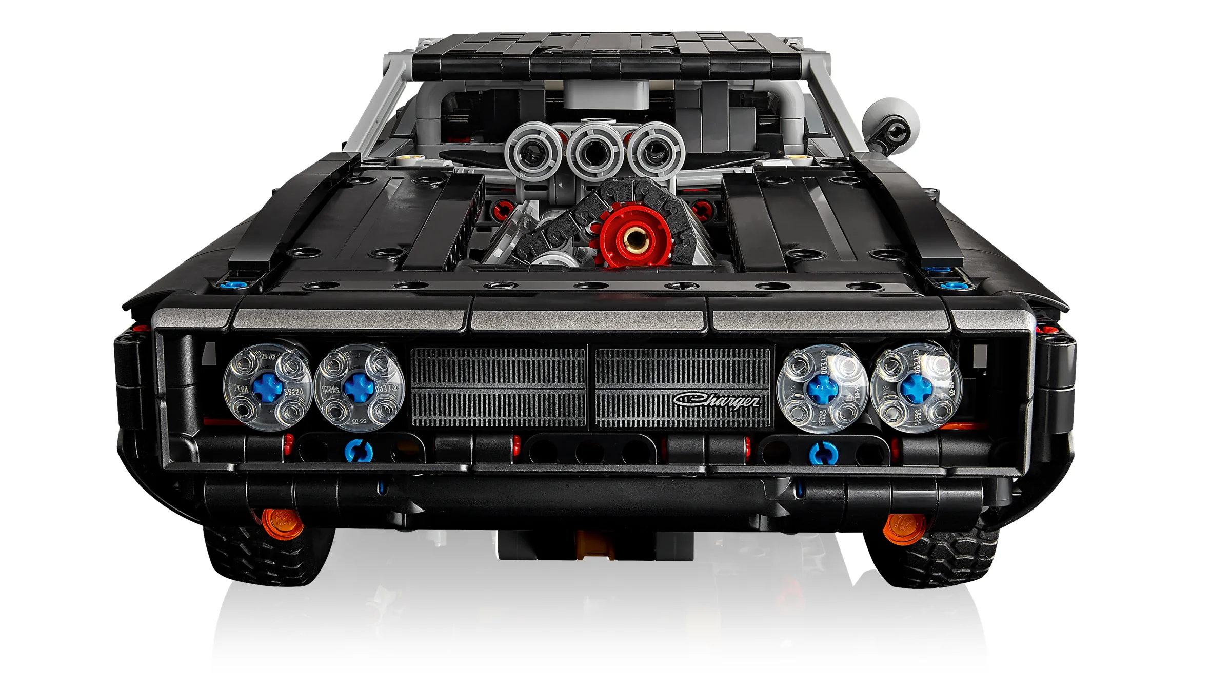 Prim-plan al modelului Dodge Charger R/T, cu detalii ale motorului și ale farurilor.