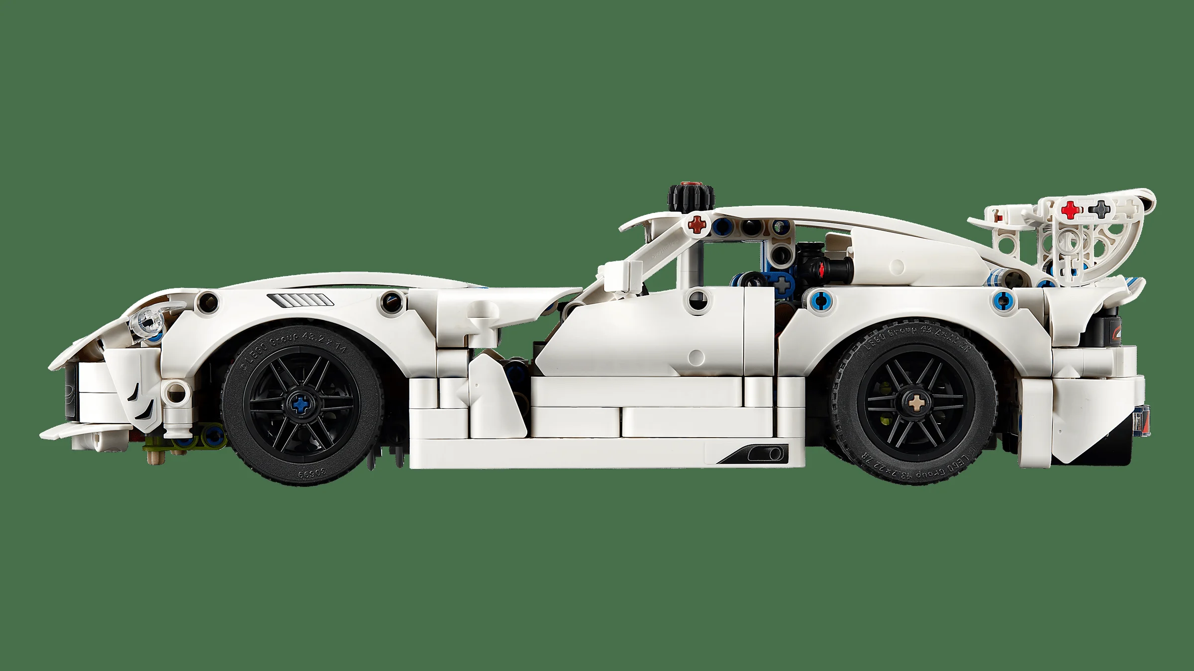 Imagine laterală a modelului Dodge Viper GTS-R LEGO Technic, alb și negru, pe fundal verde.