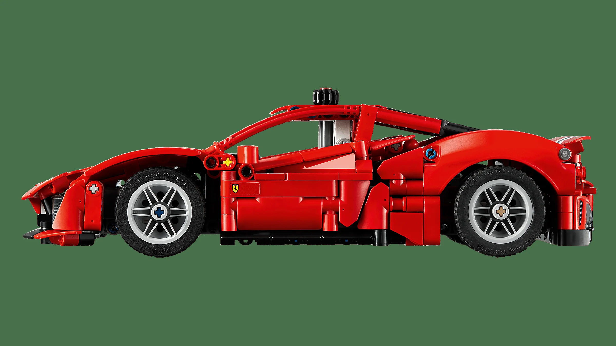 Imagine laterală a modelului LEGO Technic Ferrari 488 Pista, roșu aprins.