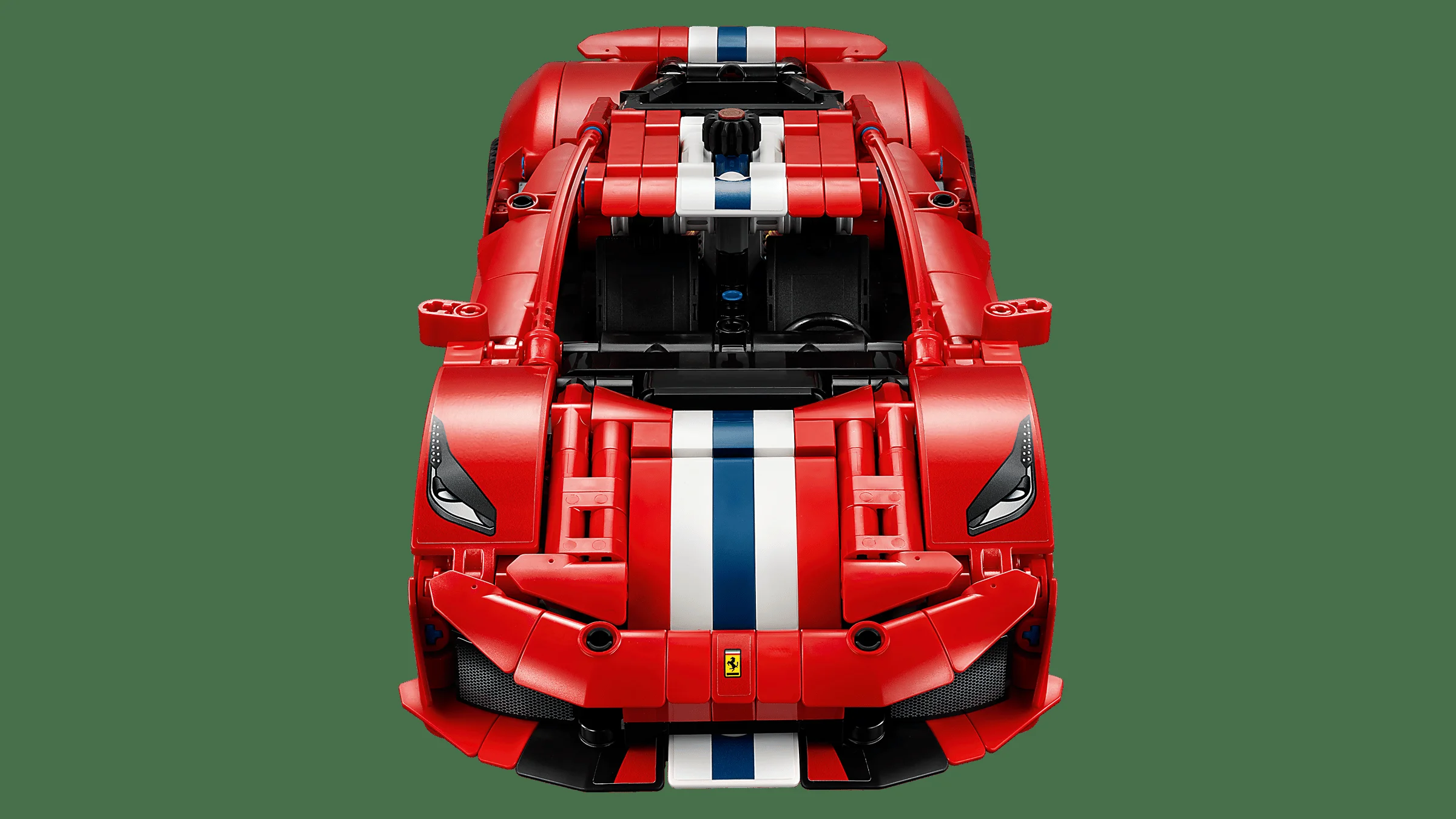 Prim-plan cu modelul LEGO Ferrari 488 Pista, roșu intens și cu detalii fine.