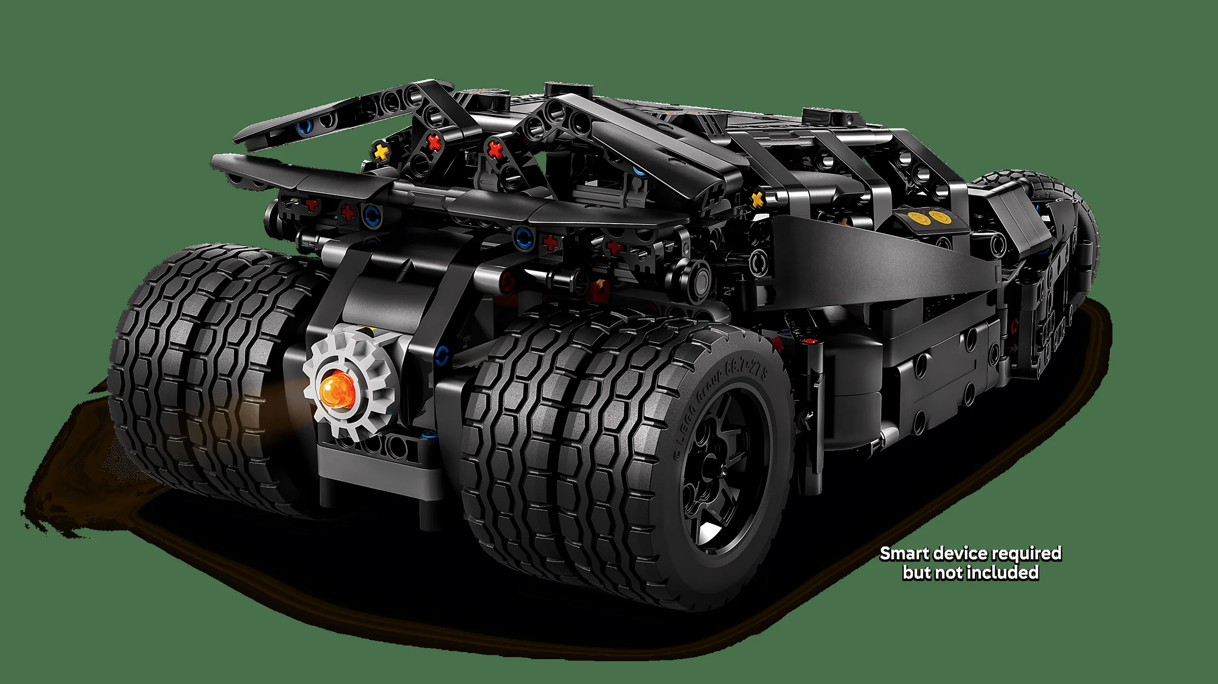 Imagine detaliată a modelului Batmobile Tumbler din spate, cu pneuri masive și construcție complexă.