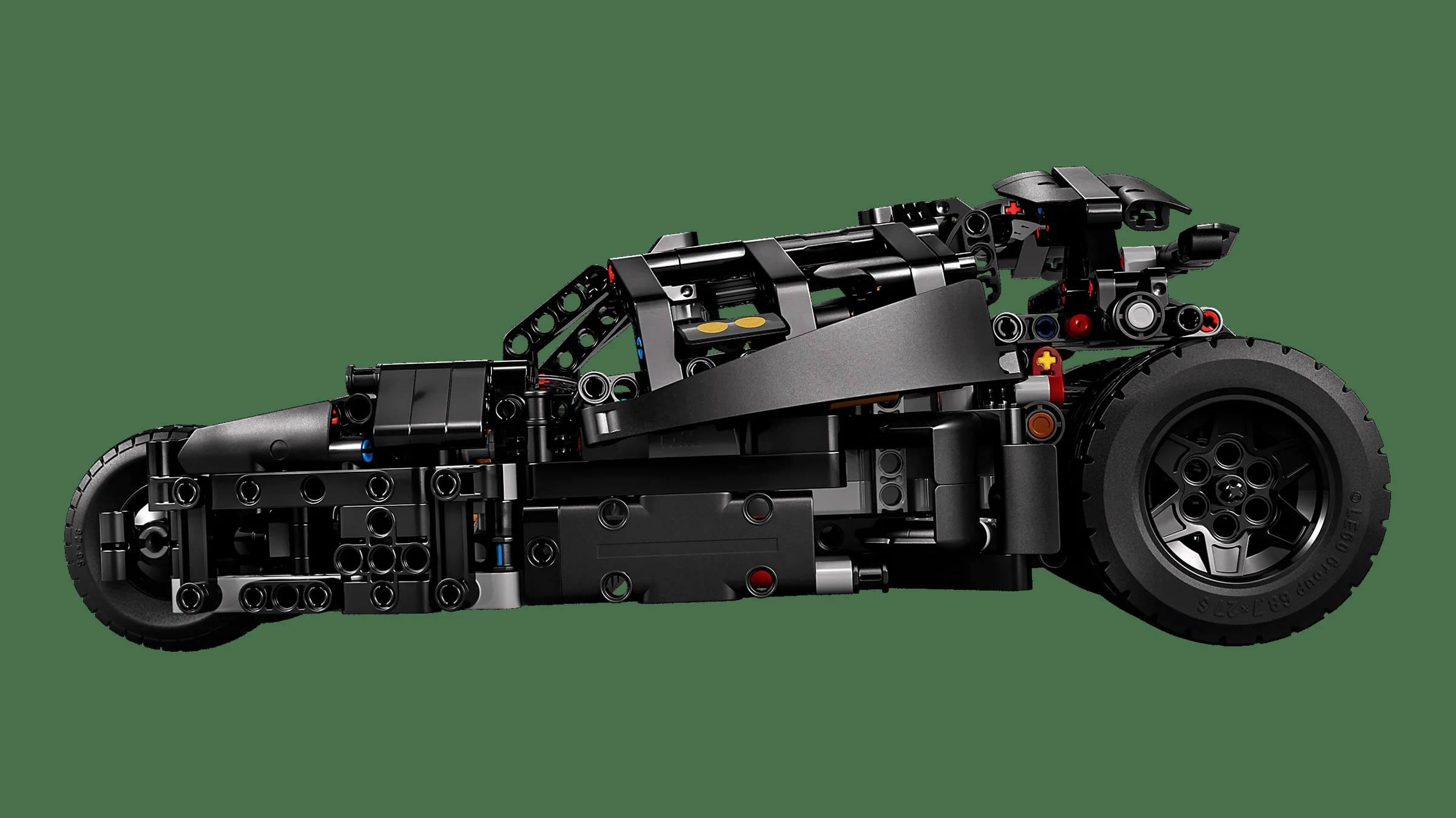 Imagine laterală detaliată a Batmobile Tumbler LEGO Technic 42239, pe un fundal verde.
