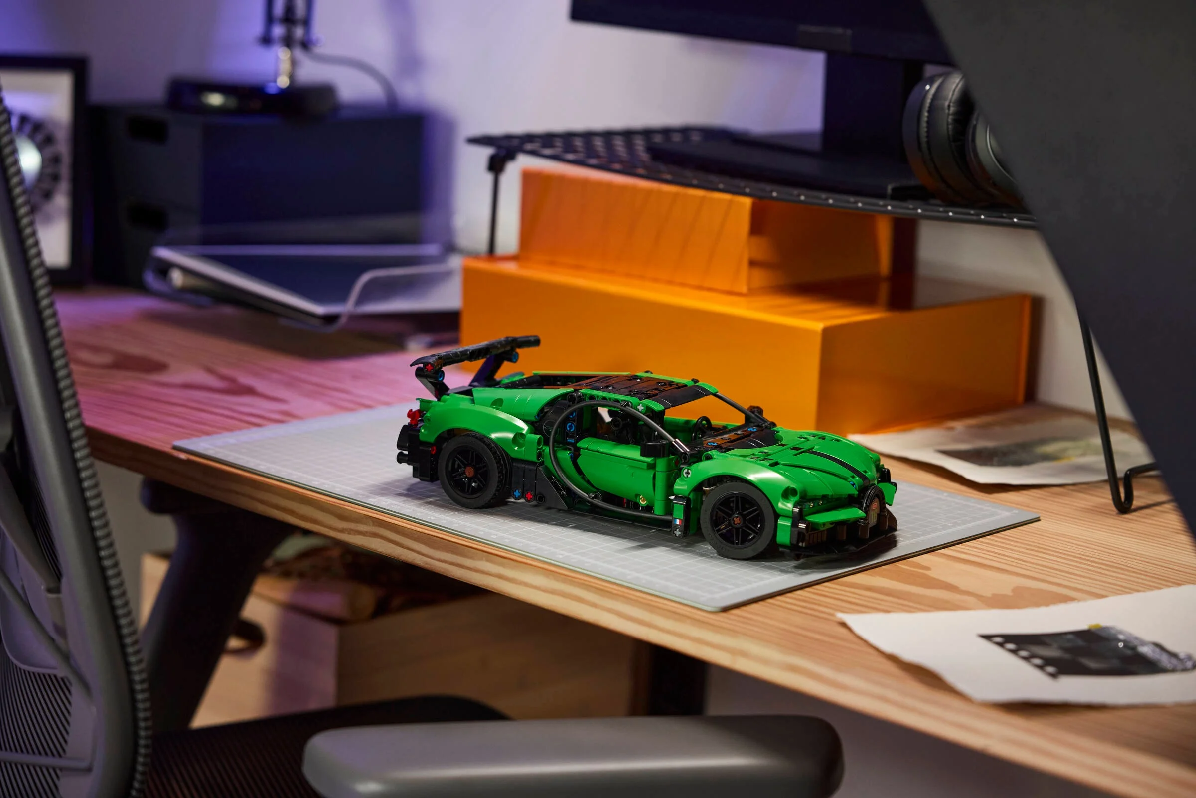 Bugatti Chiron Pur Sport verde, detaliat, pe un birou modern. Model finisat.