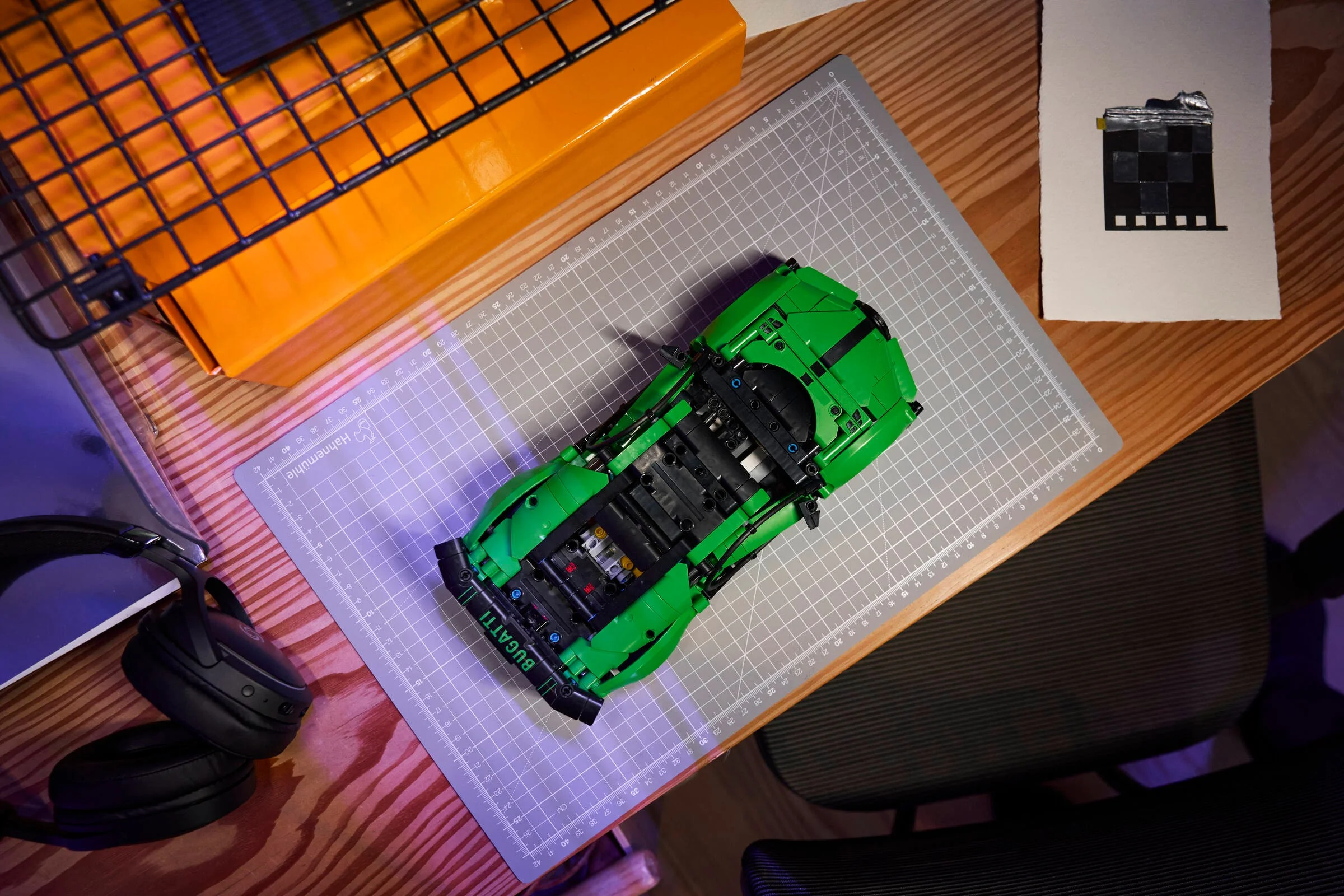 Modelul Bugatti Chiron Pur Sport, verde, pe o placă de tăiat. Detaliu de sus.