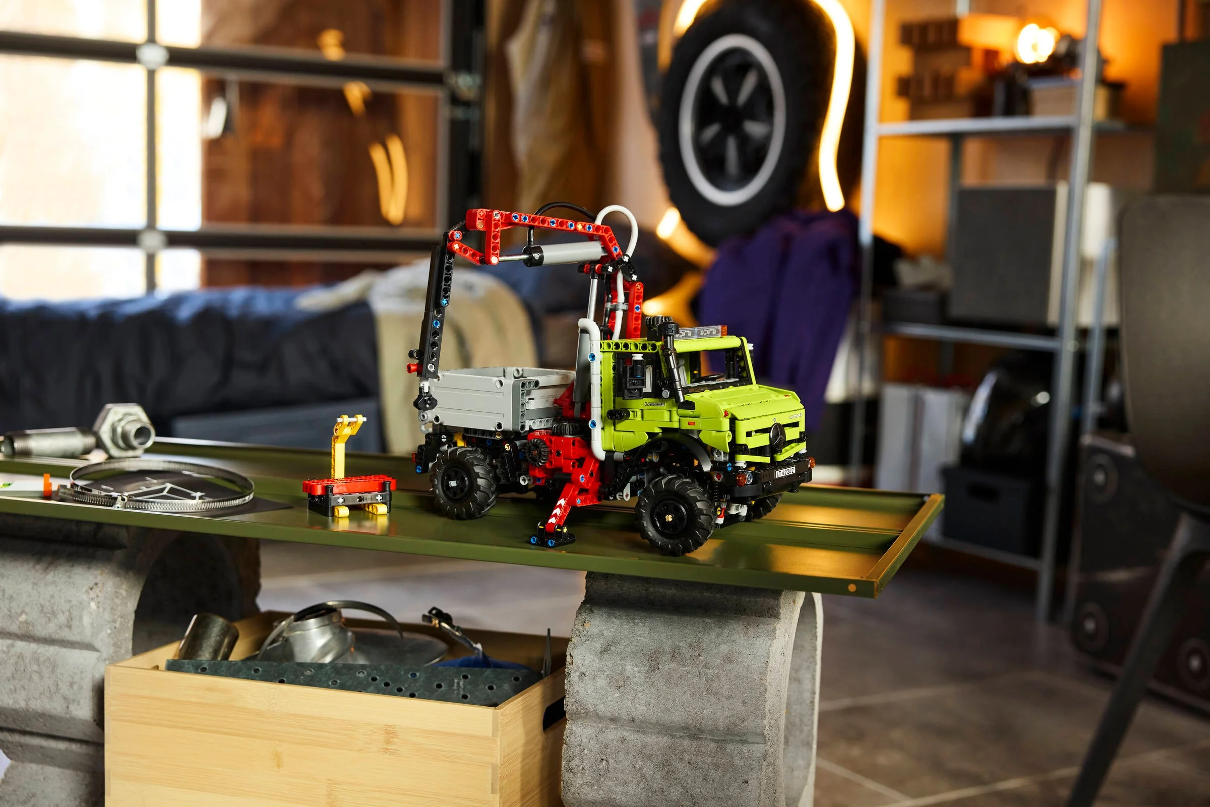 Camionul Mercedes-Benz Unimog U 5023 cu macara LEGO Technic, un model complex și detaliat.
