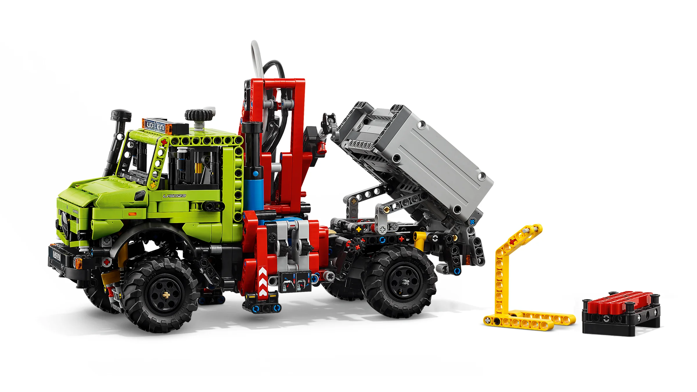 Imagine cu camionul LEGO Technic Mercedes-Benz Unimog U 5023, cu macara și benă ridicată.