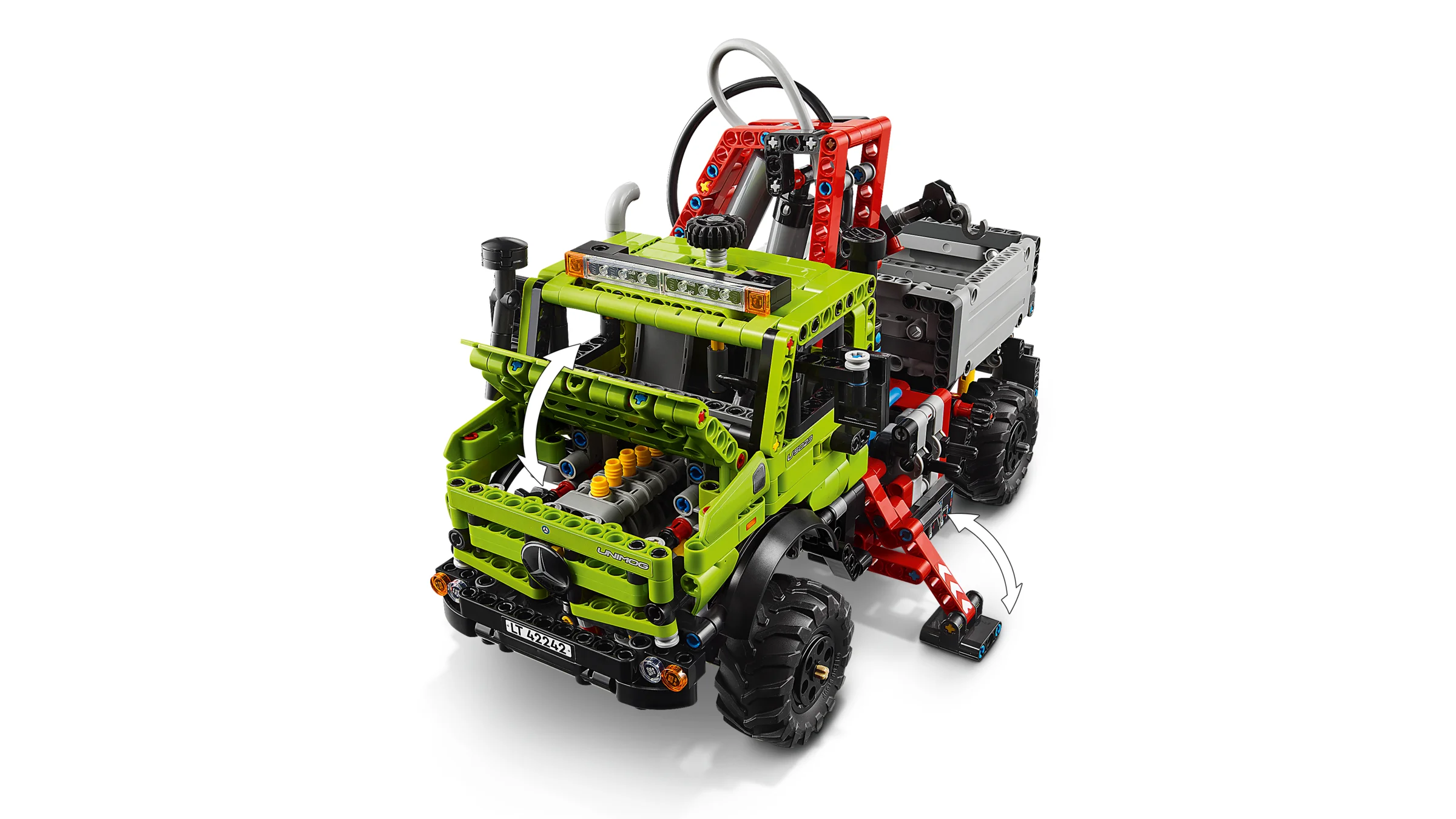 Imagine detaliată a modelului LEGO Technic Mercedes-Benz Unimog U 5023, cu capota ridicată și stabilizatoare scoase.