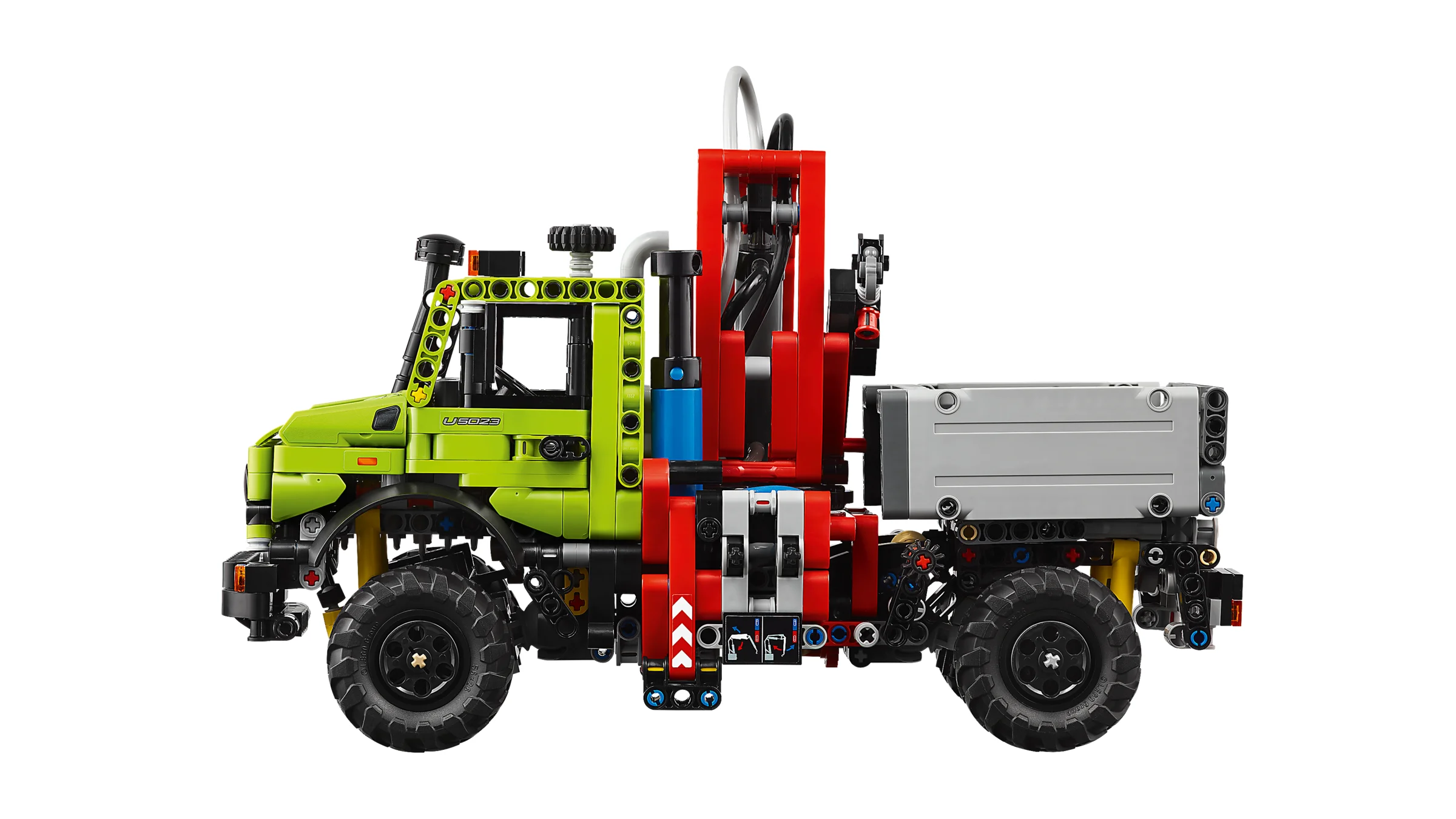 Imagine a modelului LEGO Technic Mercedes-Benz Unimog U 5023 cu macara, detaliat și colorat.