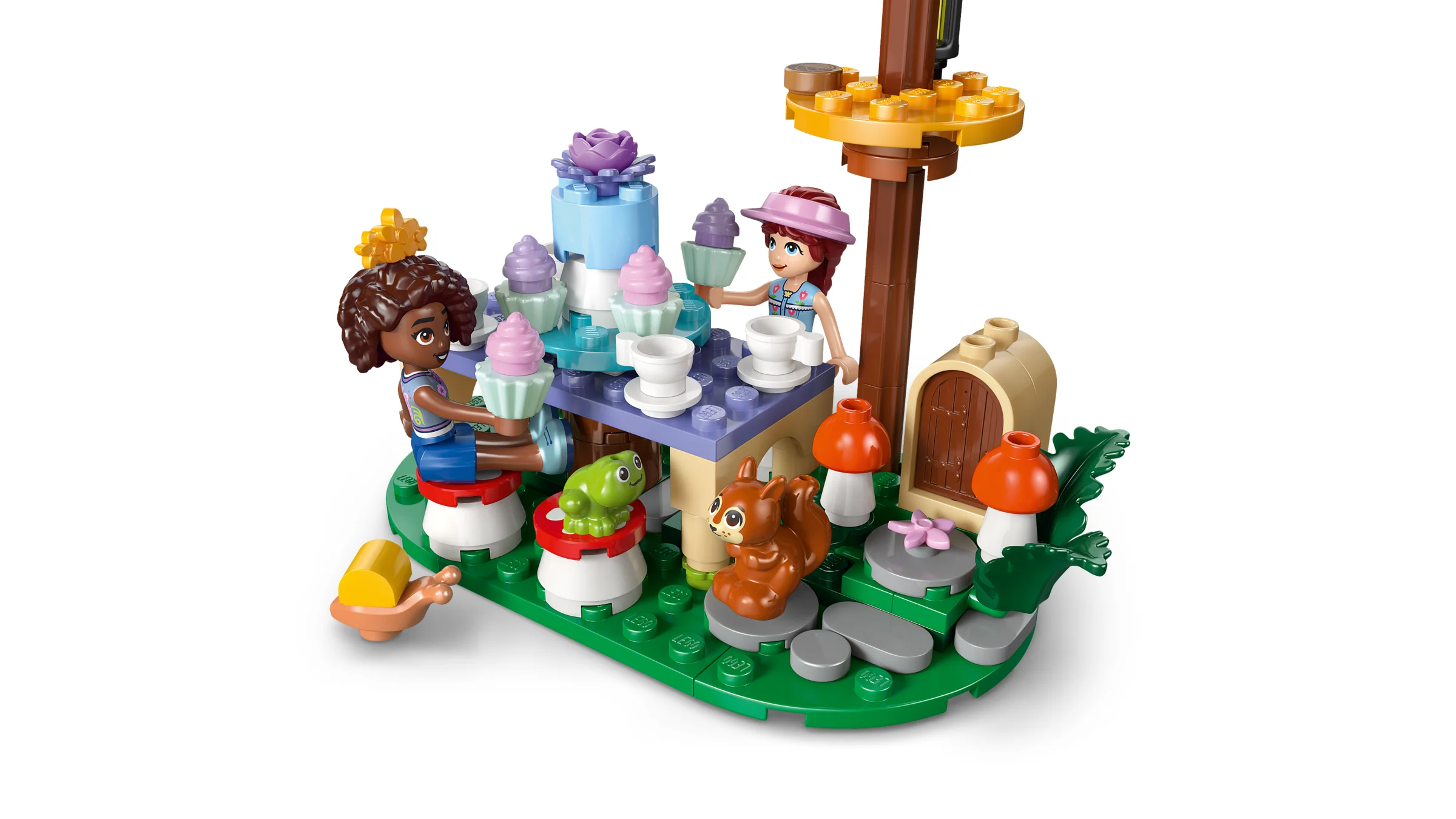 Imagine cu setul LEGO Friends 42690, cu mini-păpuși la o petrecere cu ceai în pădure.