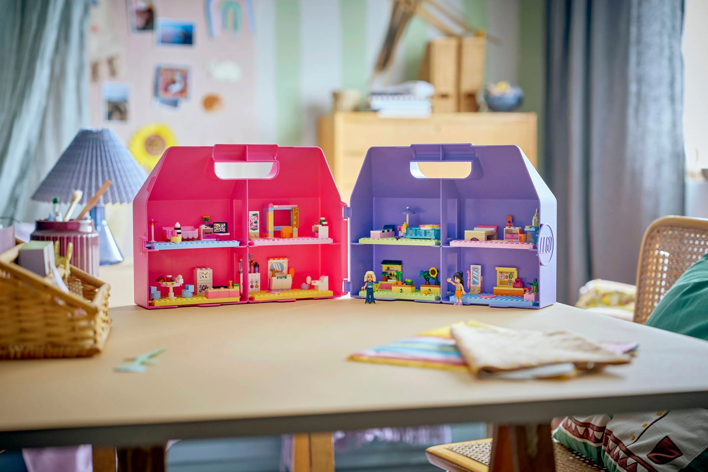 Două valize de păpuși LEGO Friends deschise, prezentând detaliile interioare ale caselor.