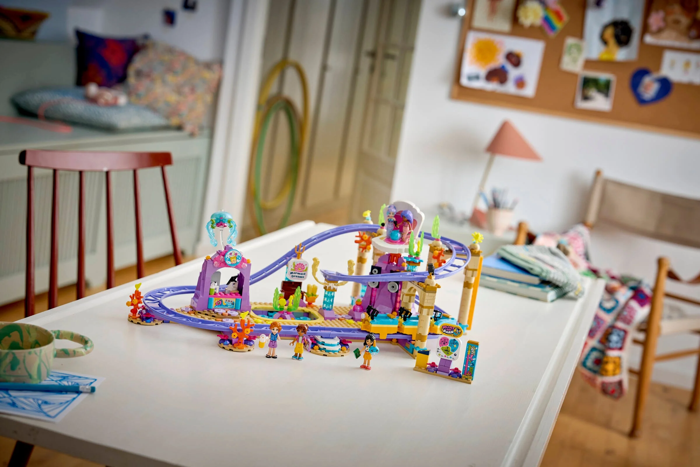 Imagine cu setul LEGO Friends 42703, un montagne russe cu tematică de sirenă, pe o masă într-o cameră.
