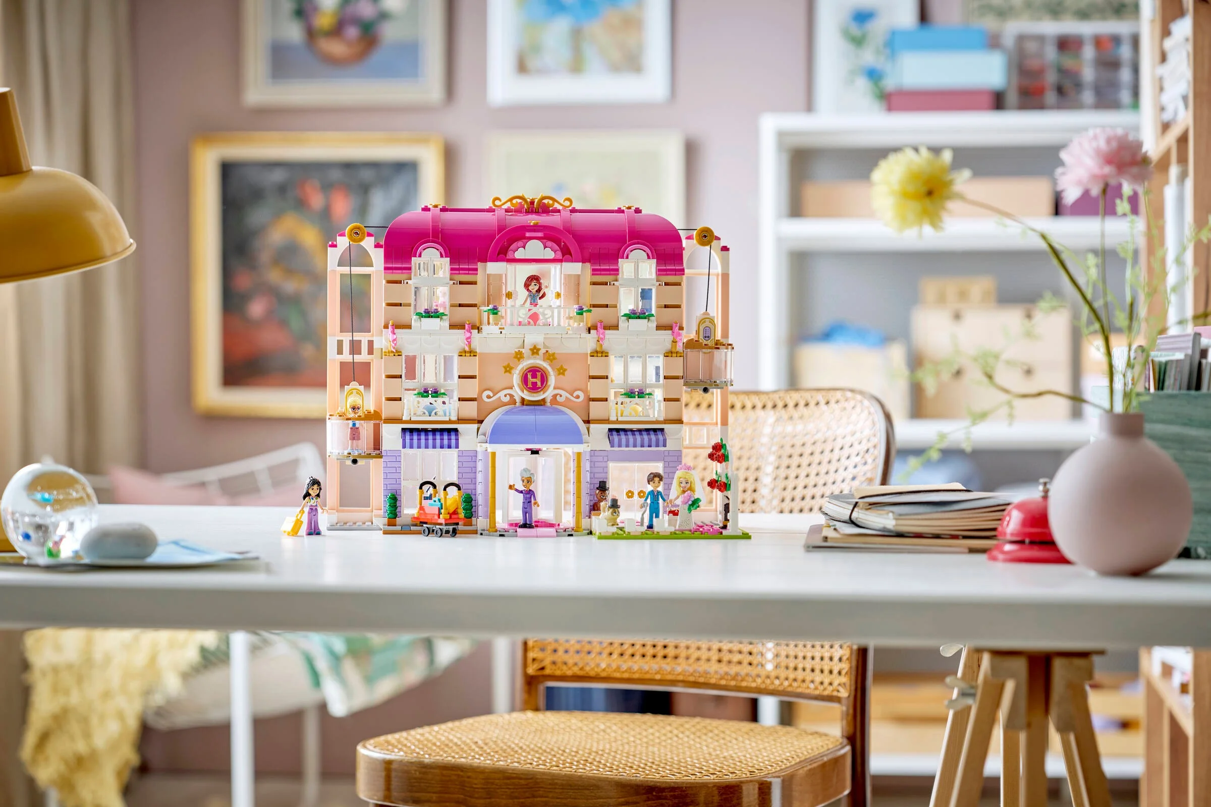 O imagine cu Hotelul Grand din Heartlake City (42704), cu minifigurine și detalii arhitecturale.