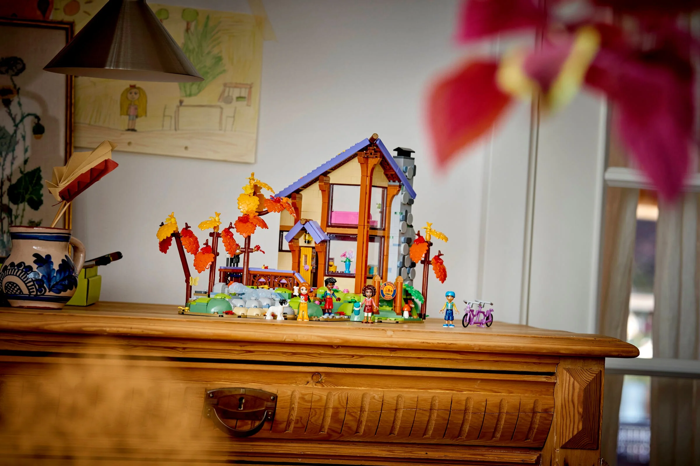 Cabana LEGO Friends, setul 42705, într-un cadru familiar și primitor, cu minifigurine și detalii de toamnă.