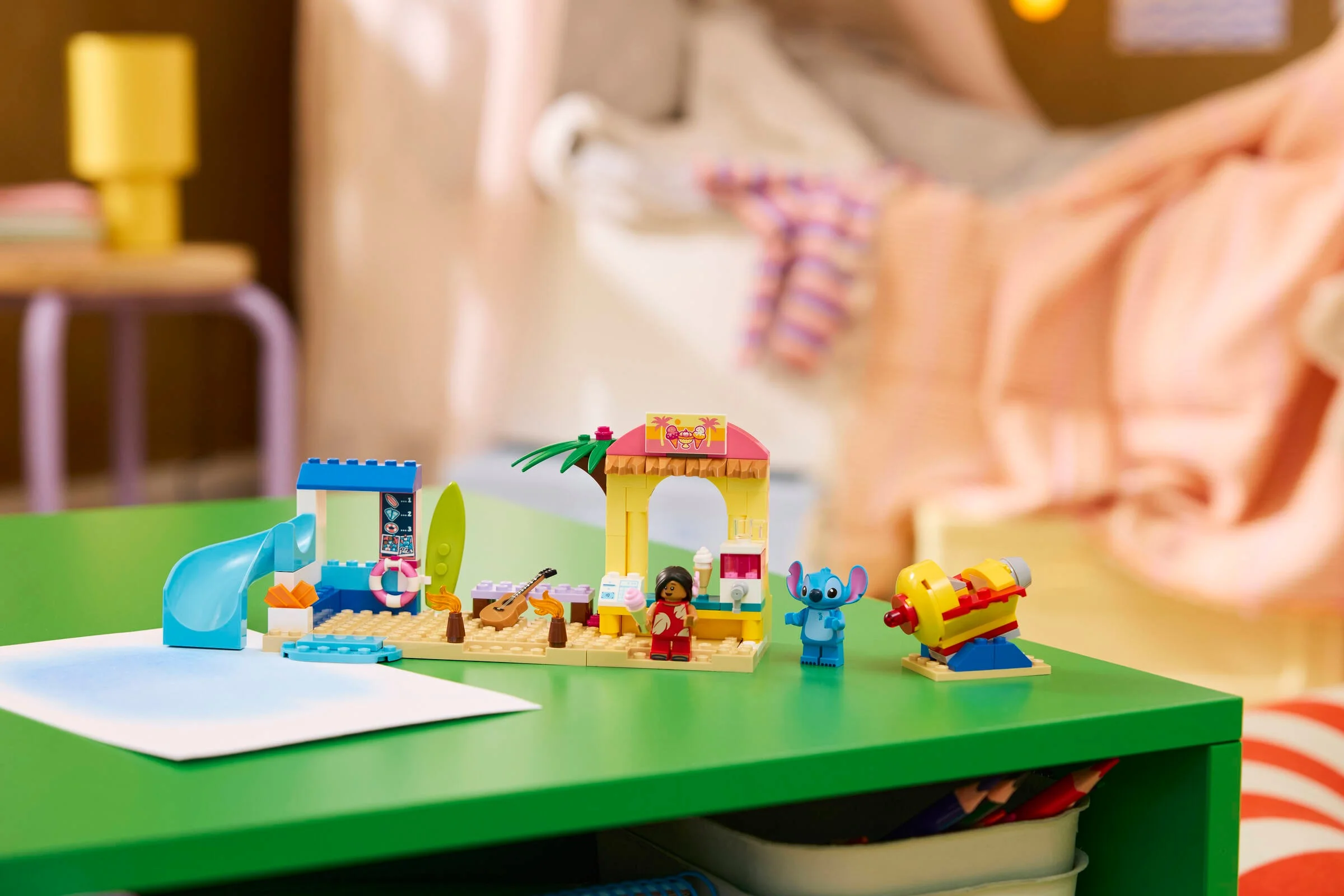 Set LEGO 43280, Plajă cu Lilo și Stitch, cu tobogan, magazin de înghețată și minifigurinele Lilo și Stitch.