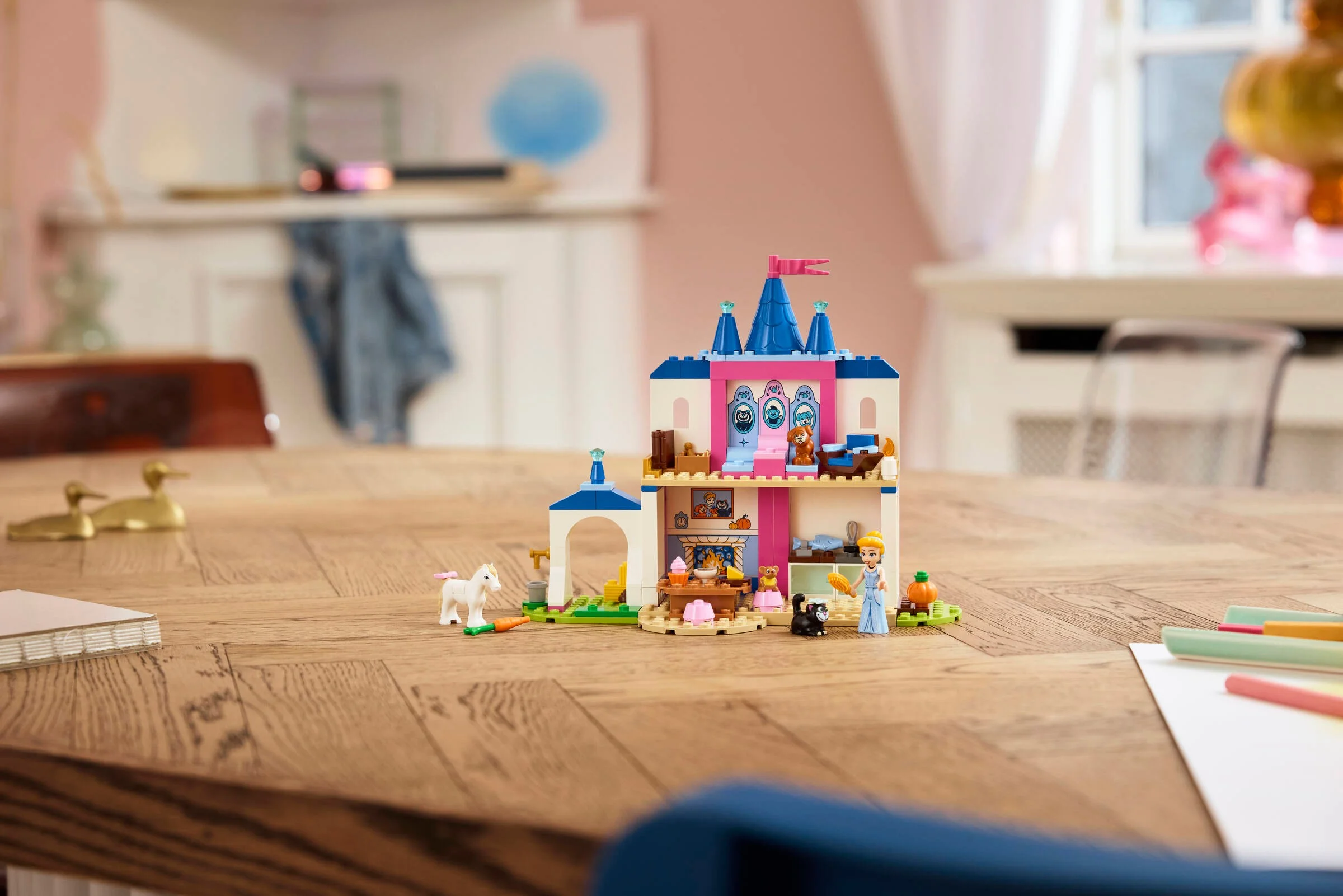 Castelul prietenilor animalelor al Cenușăresei, un model LEGO Disney detaliat și viu colorat.
