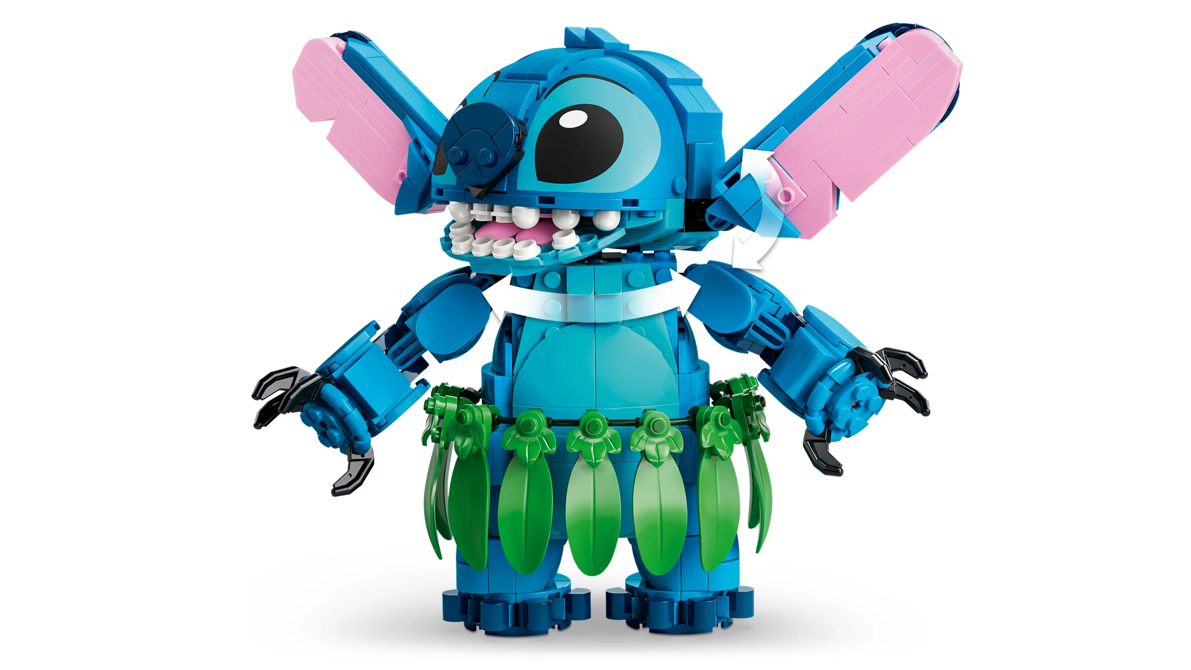 Modelul LEGO Stitch, cu hula, zâmbet larg și urechi roz. Un personaj îndrăgit, construit din piese LEGO.