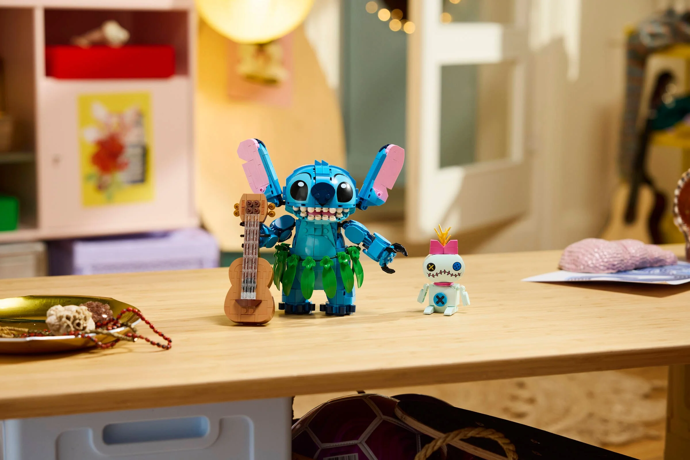 Prezentare LEGO Stitch și Scrump. Stitch are o ukulele și poartă o fustă de frunze.