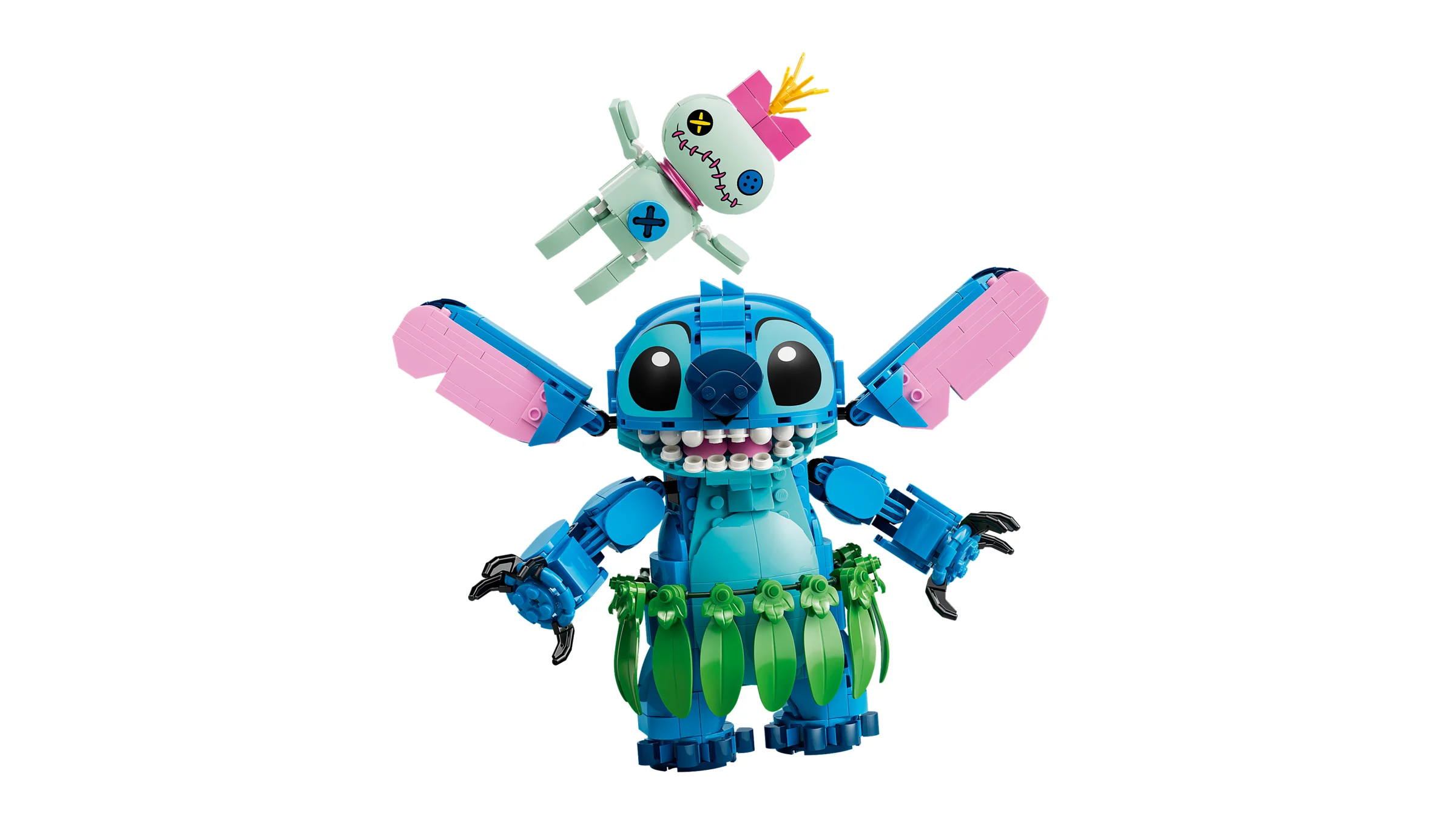 Imagine cu setul LEGO Stitch și Scrump (43296), cu Stitch purtând o fustă de frunze.