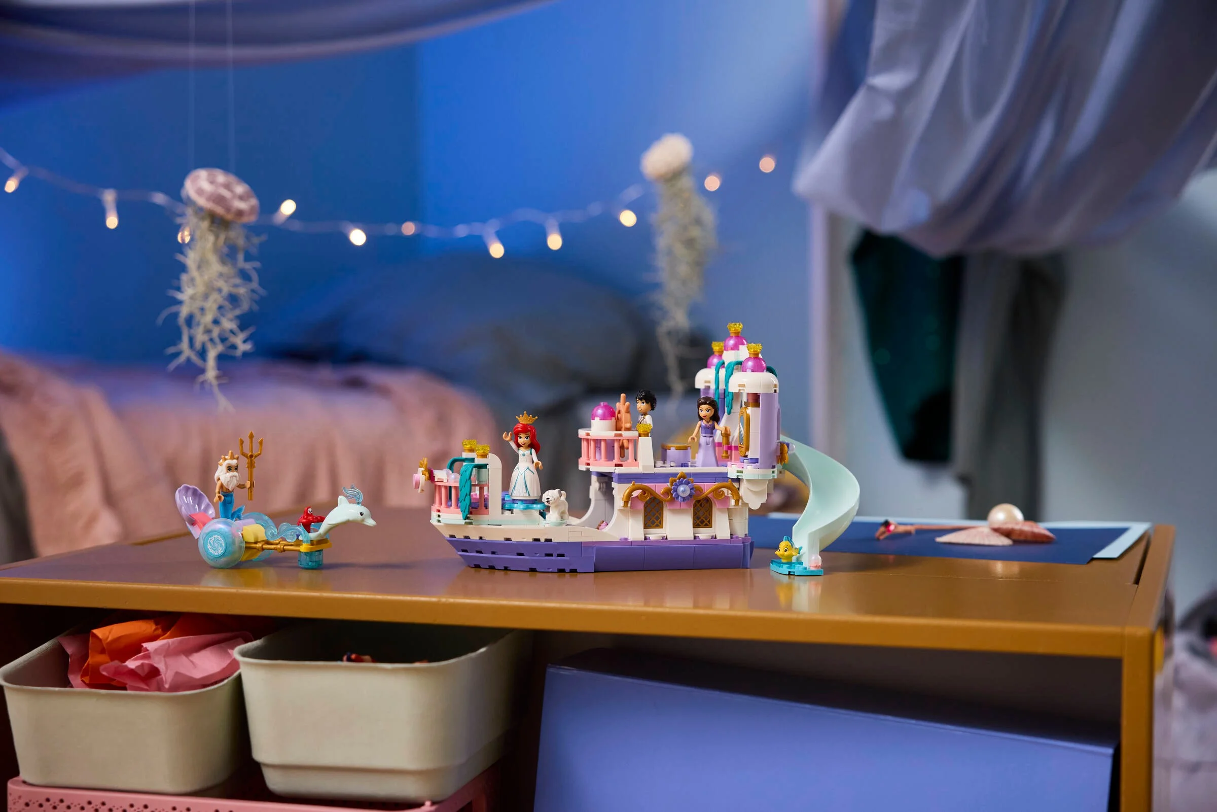 Setul LEGO 43299, „Barca Nunta Regală a lui Ariel”, cu minifigurinele și detaliile sale.
