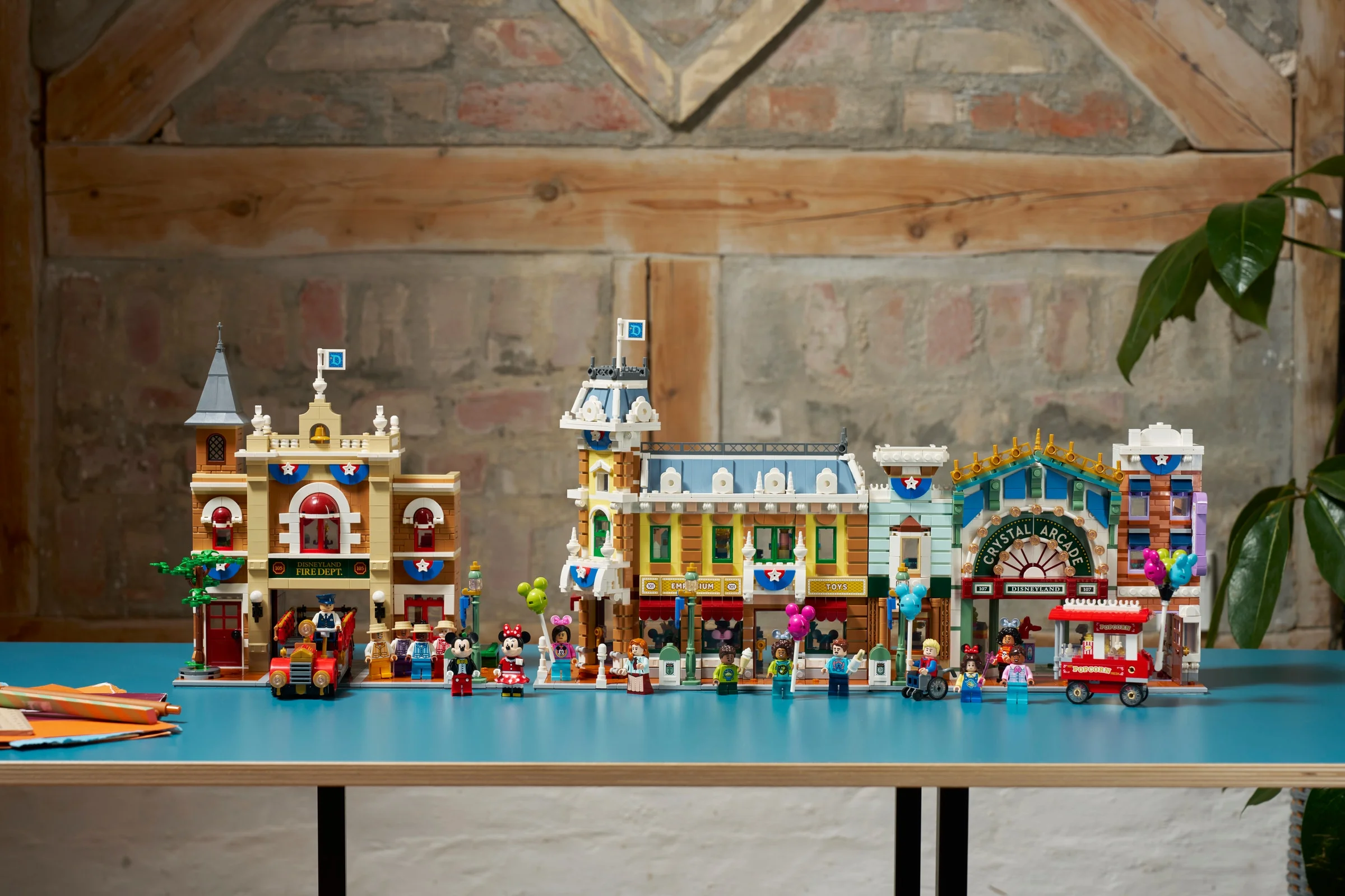 O imagine cu modelul LEGO Main Street, U.S.A., cu minifigurine și detalii arhitecturale.