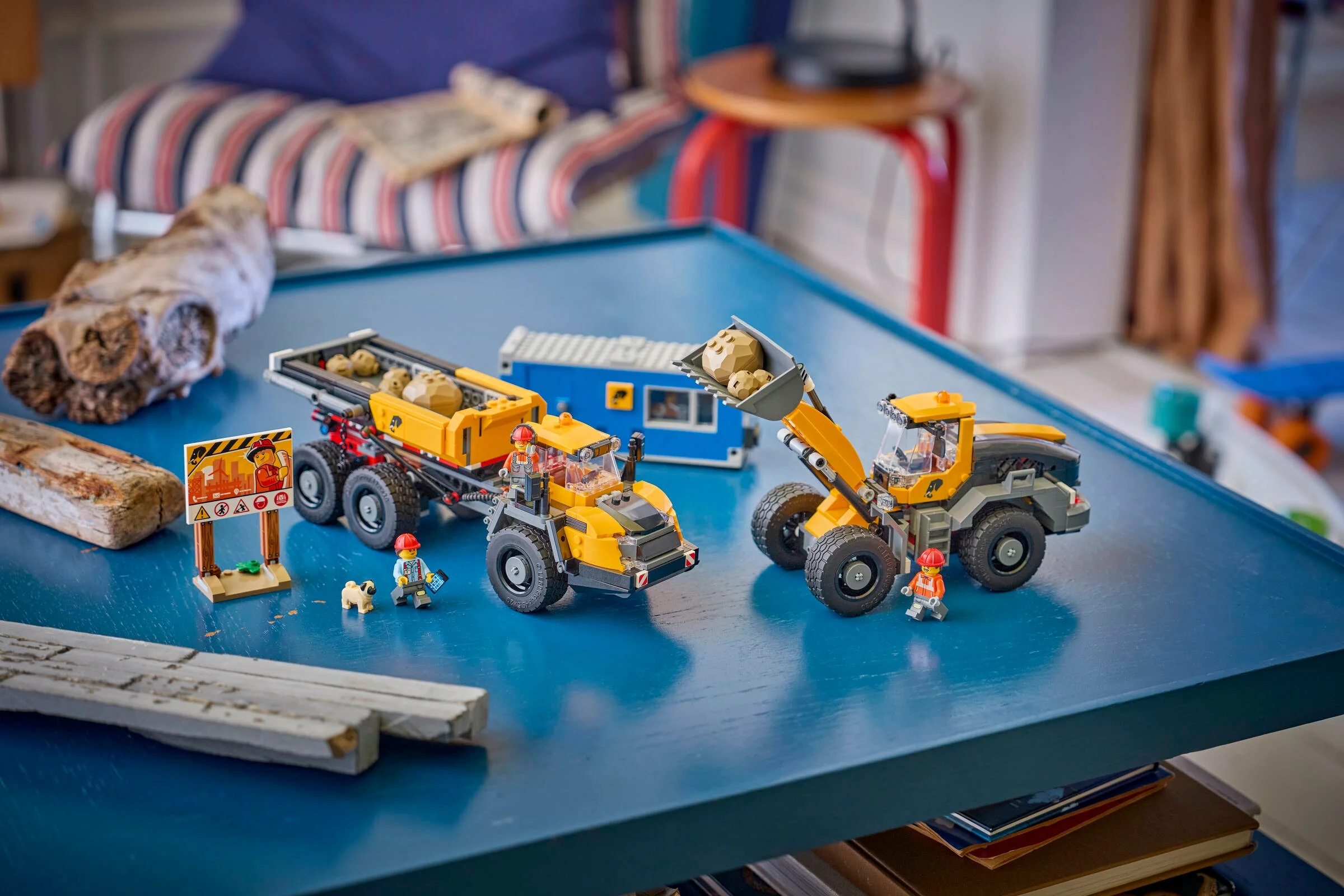 Imagine cu setul LEGO 60494: Basculantă și încărcător frontal. Setul include minifigurine și accesorii.