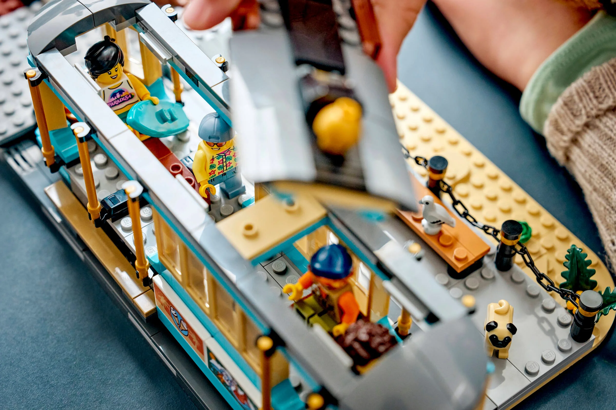 Tramvaiul clasic de plajă LEGO City 60506 cu minifigurine și detalii distractive.