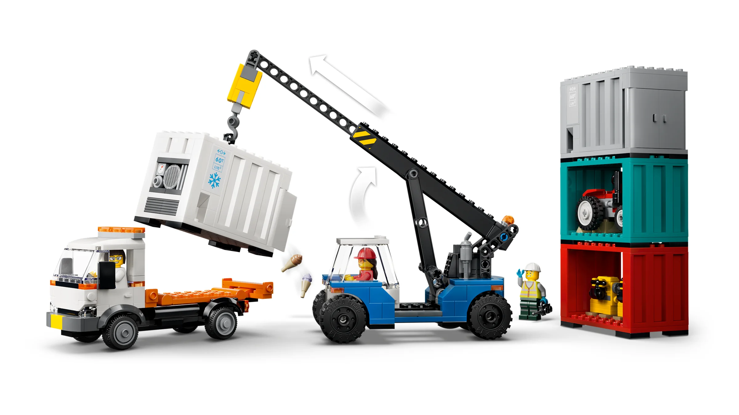 Imagine cu un tren de marfă portuar LEGO, cu o macara și un camion încărcând containere. Este o scenă activă și detaliată.