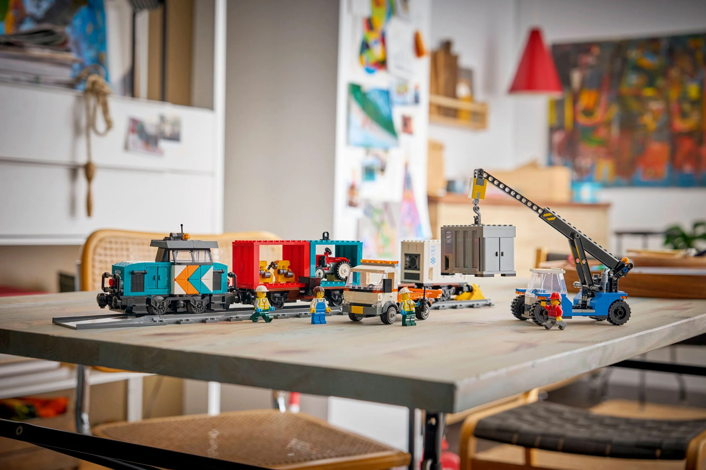 Imagine cu trenul portuar LEGO City 60509, cu locomotivă, vagoane și utilaje, pe o masă.