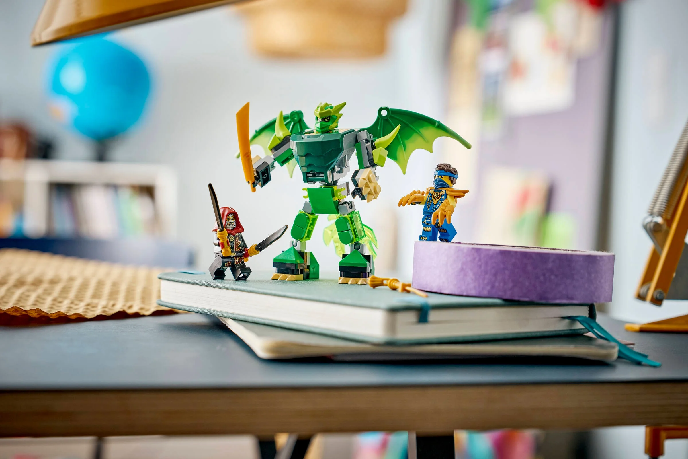 Setul LEGO 71862 prezintă bătălia dintre un dragon mech verde și minifigurinele Ninjago.