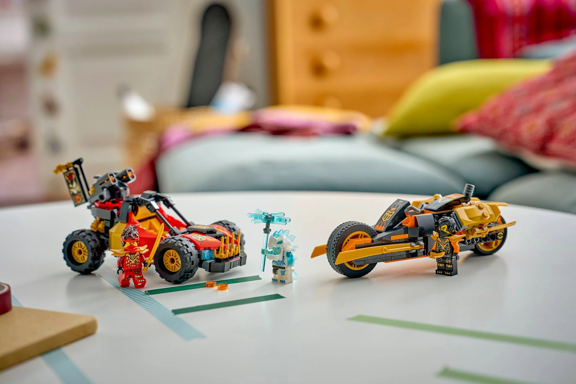 Vehiculele combiner ale lui Kai și Cole, set LEGO Ninjago 71864, prezentate împreună cu minifigurinele.