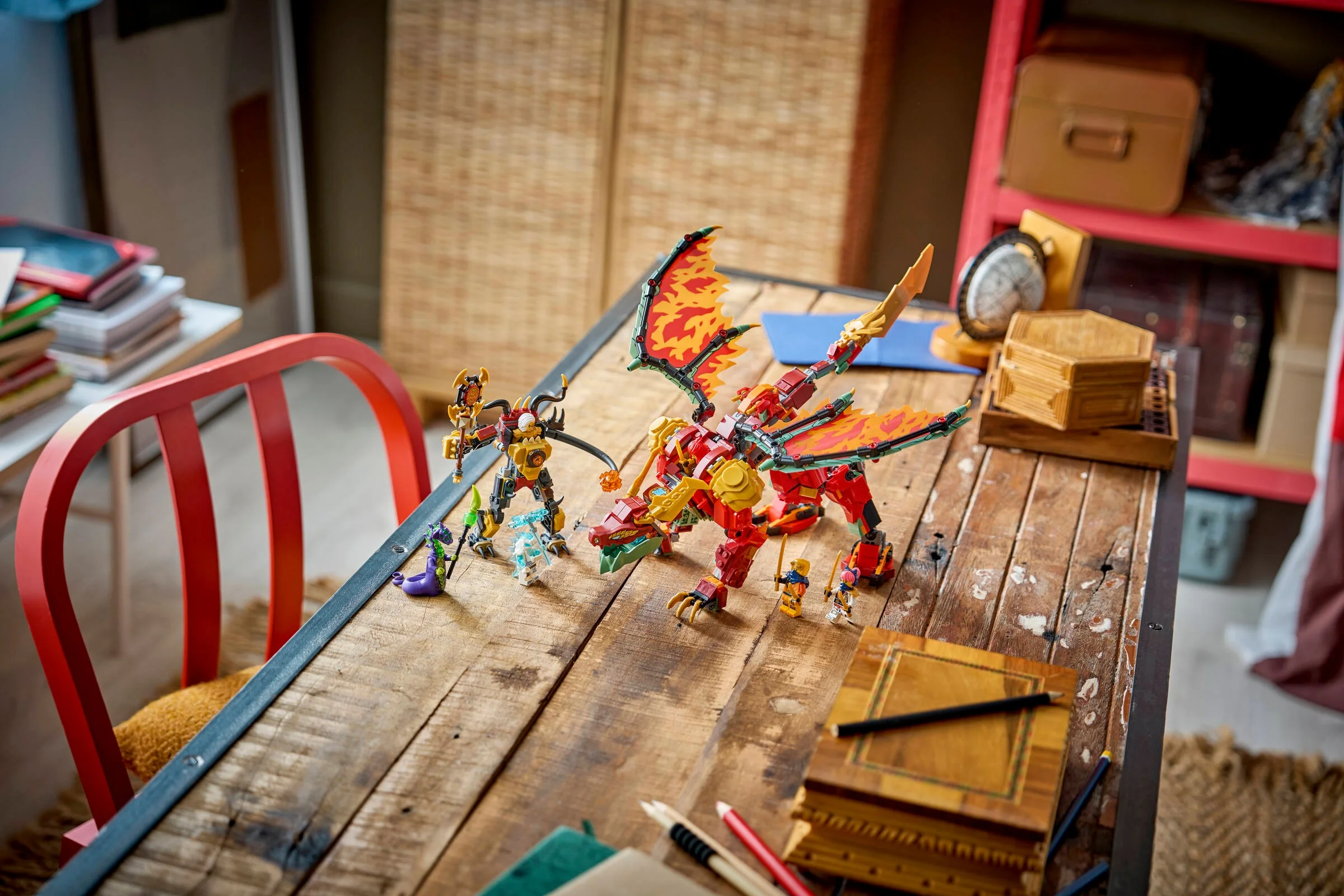 Dragonul-robot transformabil Wyldfyre și minifigurinele setului 71868, într-o scenă de joacă captivantă.
