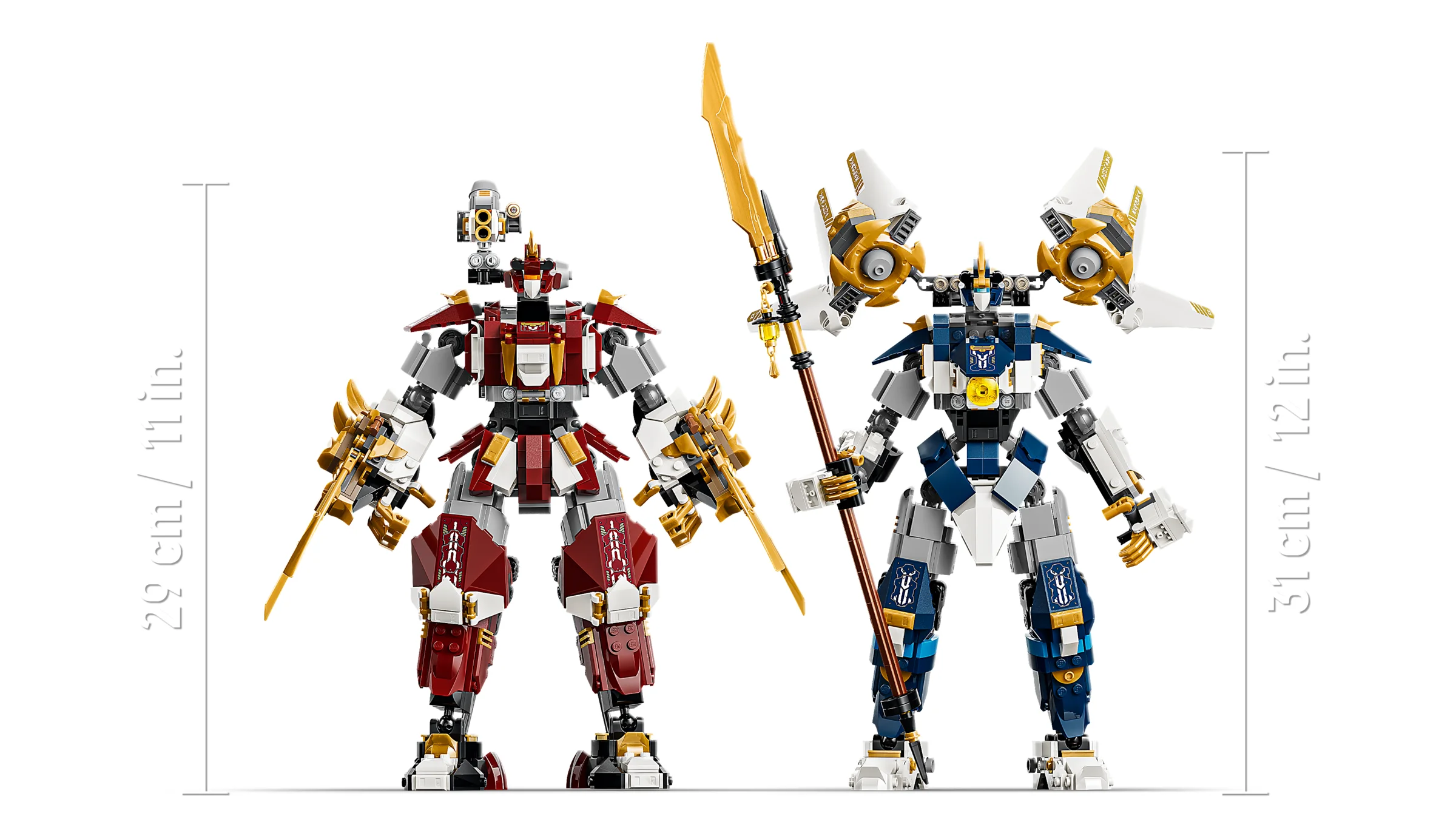 Imagine cu cei doi roboți LEGO Ninjago, arătând dimensiunile lor (29 cm și 31 cm).