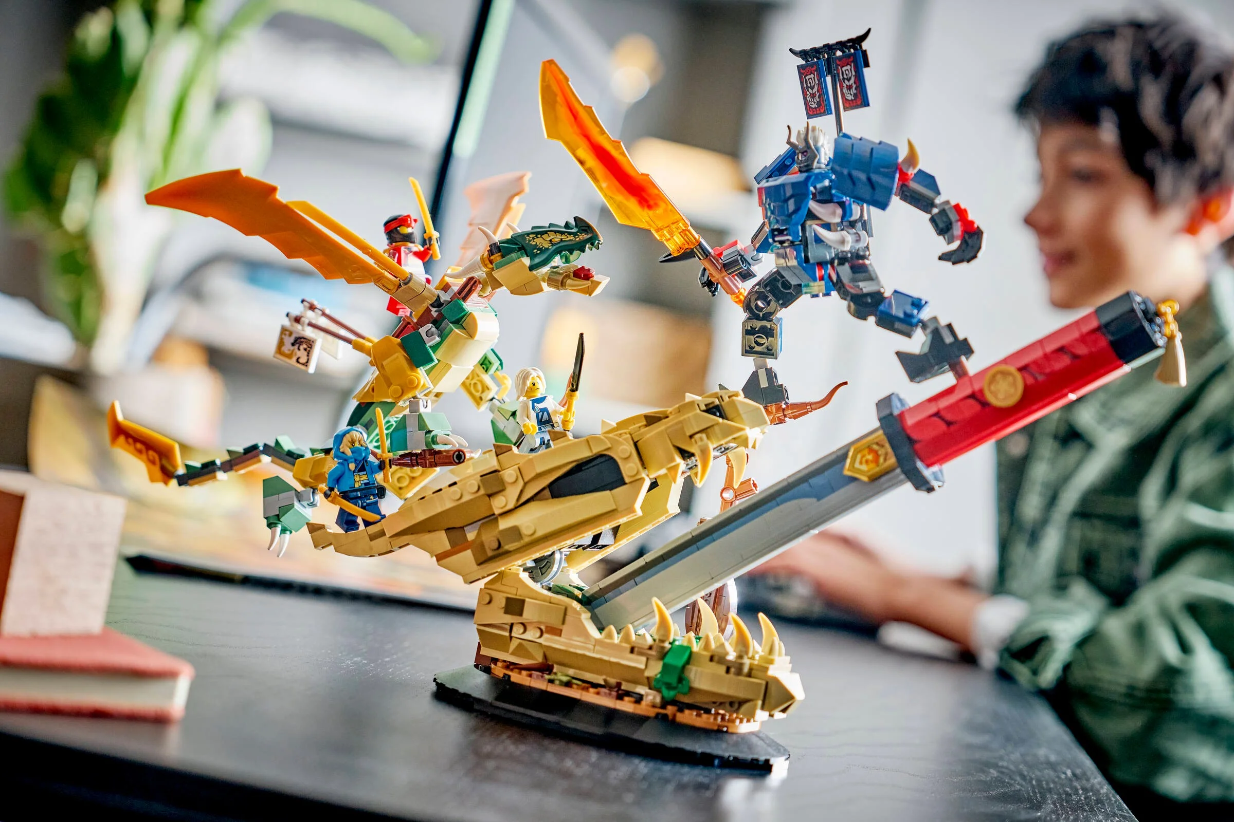 Imagine cu setul LEGO Ninjago 71871, Bătălia de la Lama Dragonului, detaliată și colorată.