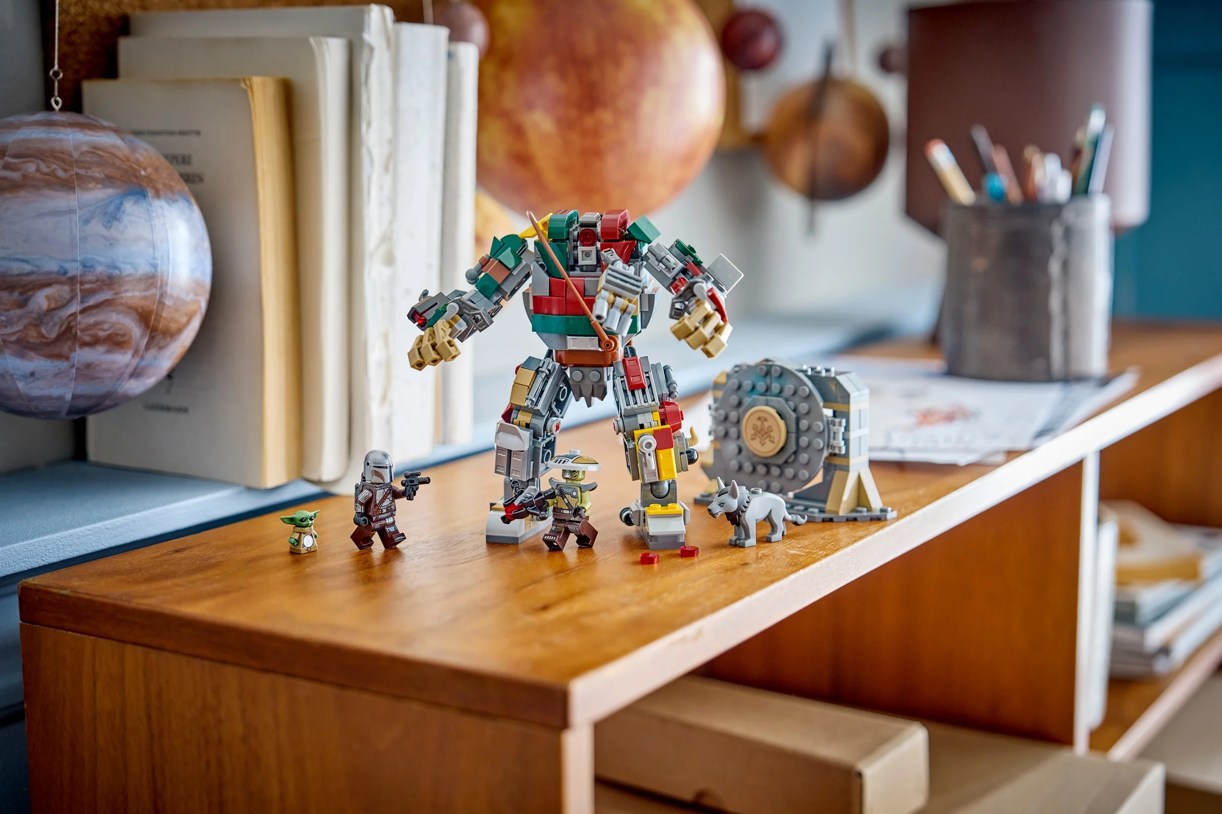 Imagine cu setul LEGO 75451, prezentând droidul santinelă și minifigurinele incluse.