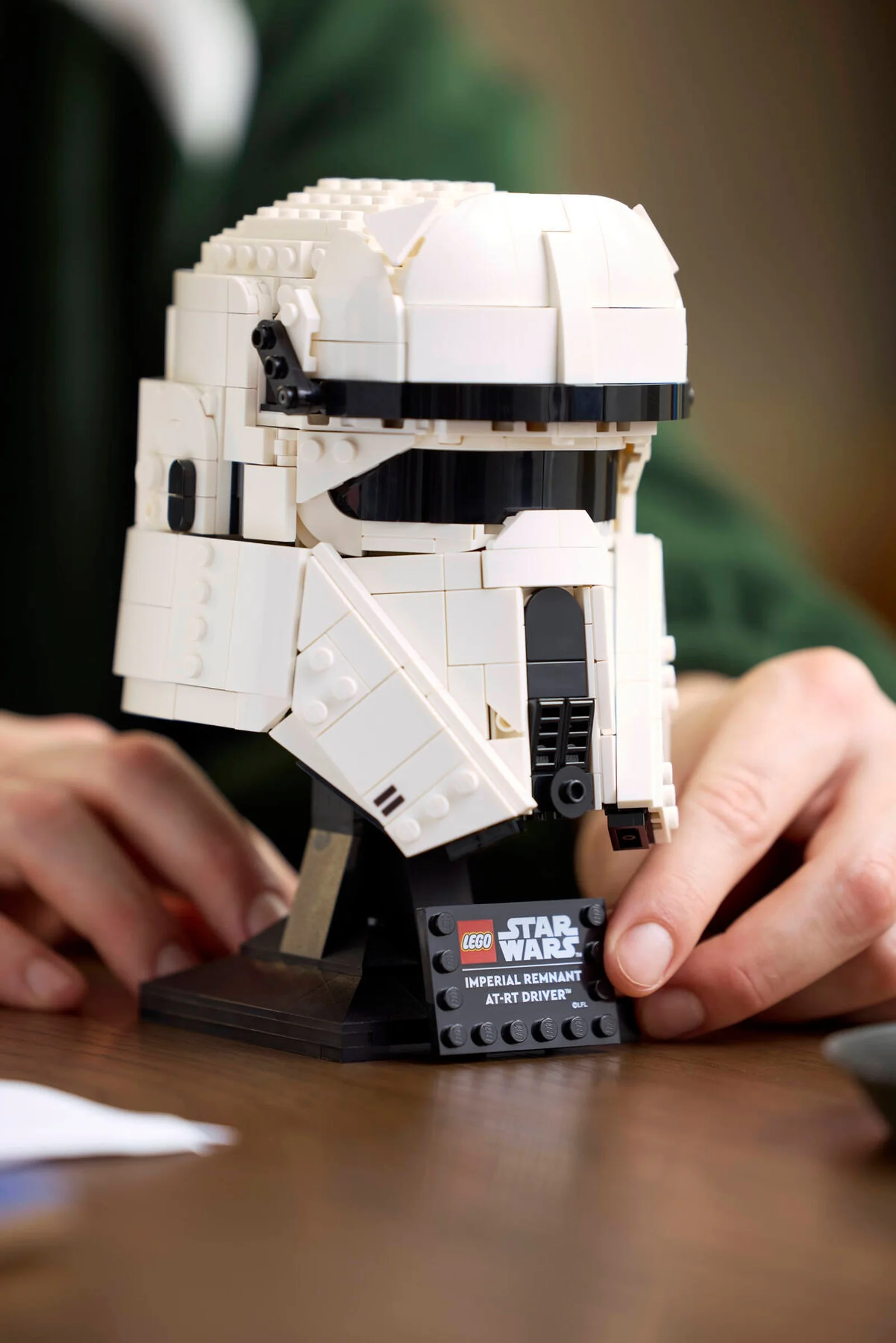 Prim-plan cu casca AT-RT Driver Imperial Remnant, un model LEGO Star Wars detaliat.